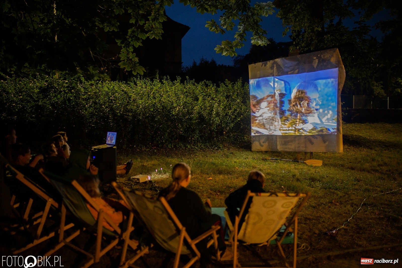 Zdjęcie w galerii na portalu naszraciborz.pl: Kino z Wiosłem w Parku im. Miasta Roth  wiadomości z regionu