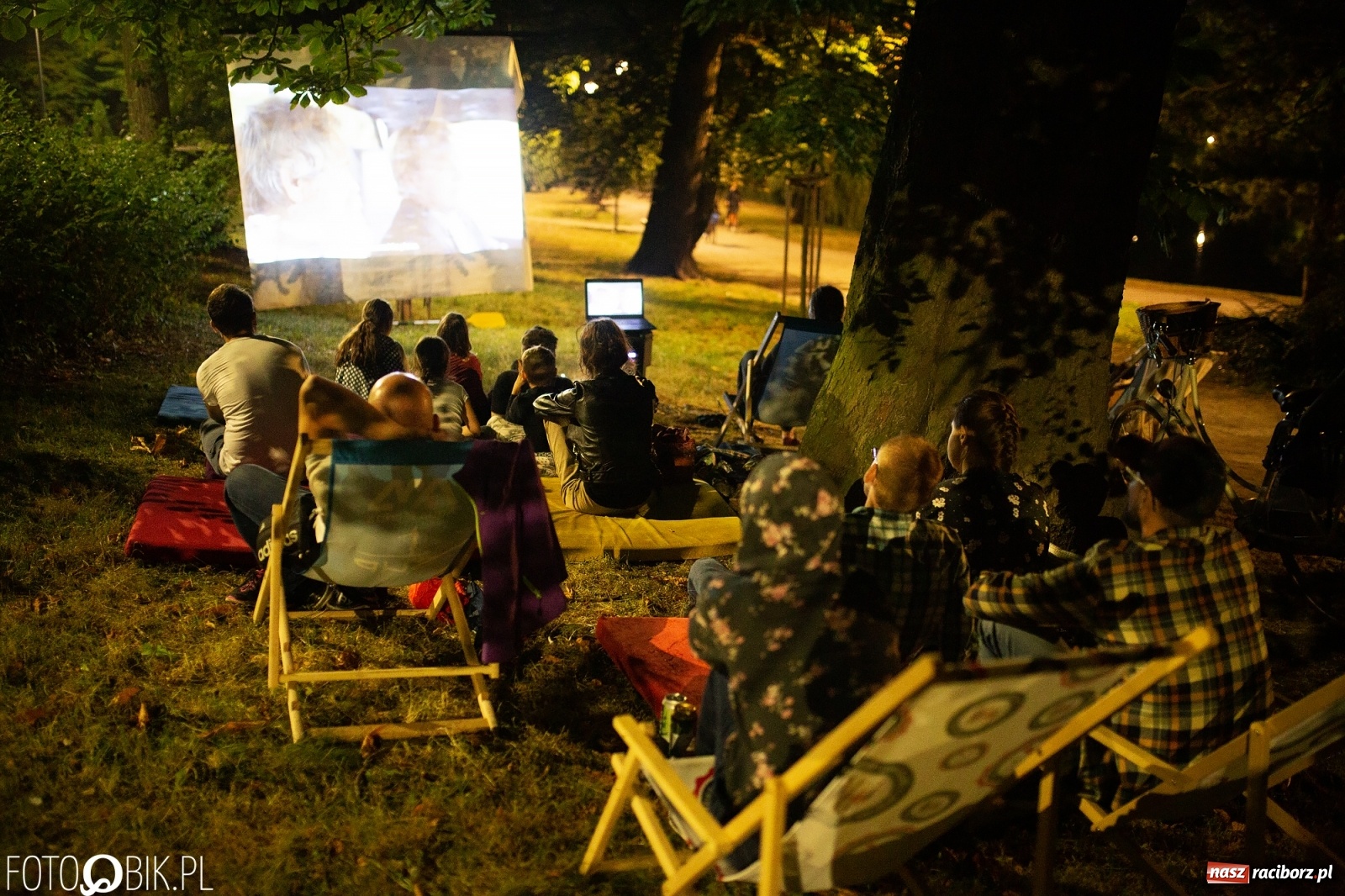 Zdjęcie w galerii na portalu naszraciborz.pl: Kino z Wiosłem w Parku im. Miasta Roth  wiadomości z regionu