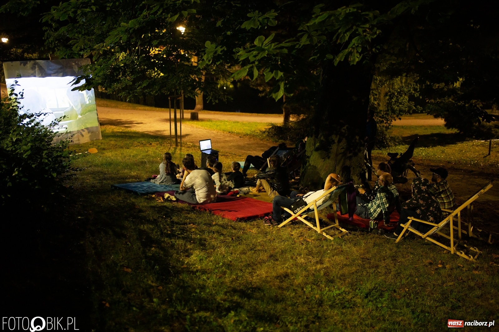 Zdjęcie w galerii na portalu naszraciborz.pl: Kino z Wiosłem w Parku im. Miasta Roth  wiadomości z regionu