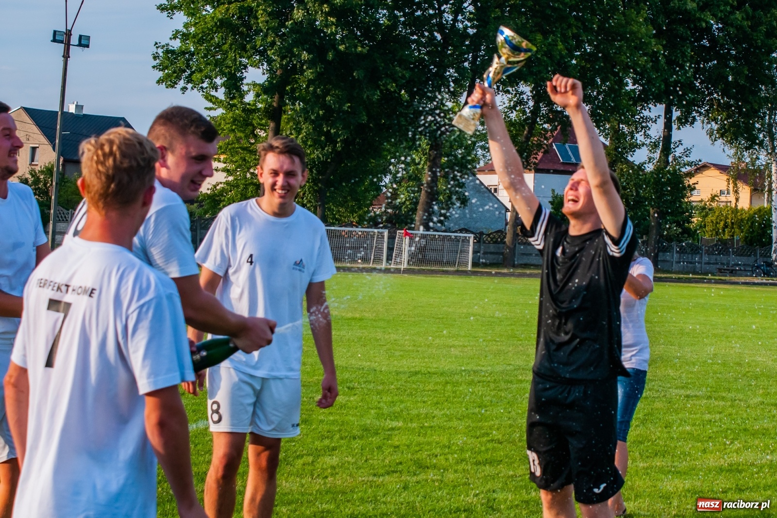 Zdjęcie w galerii na portalu naszraciborz.pl: Perfekt Home z pucharem sołtysa. Safer zdetronizowany [FOTO i WIDEO] wiadomości z regionu