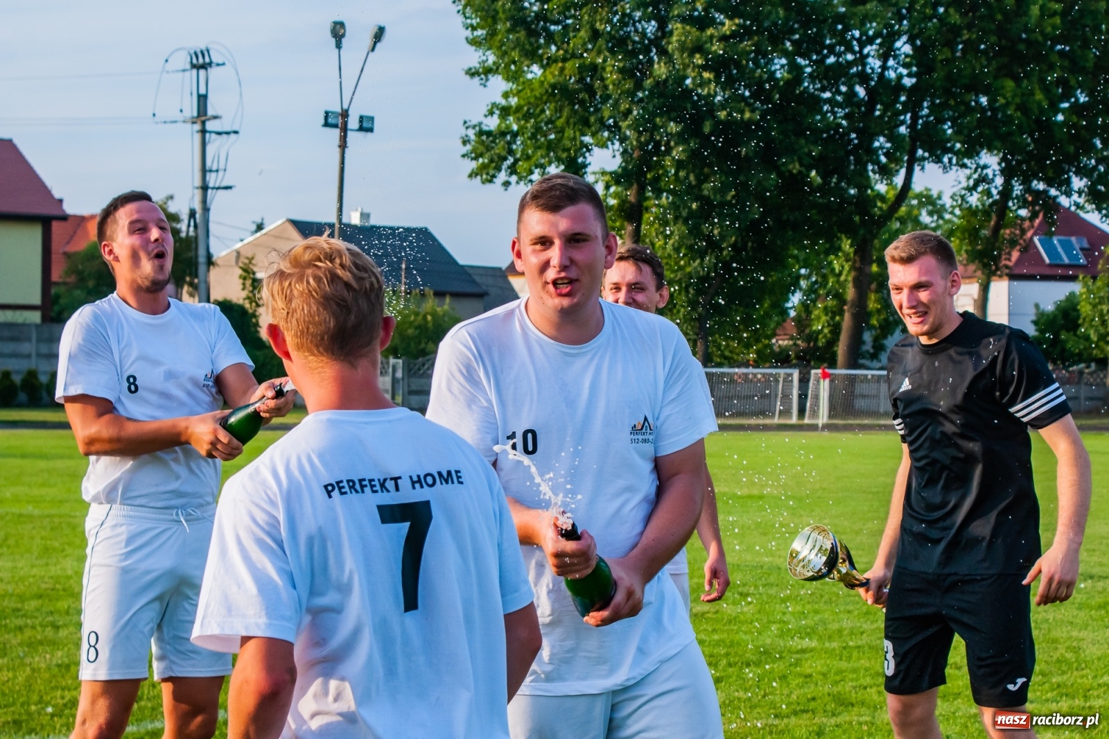 Zdjęcie w galerii na portalu naszraciborz.pl: Perfekt Home z pucharem sołtysa. Safer zdetronizowany [FOTO i WIDEO] wiadomości z regionu