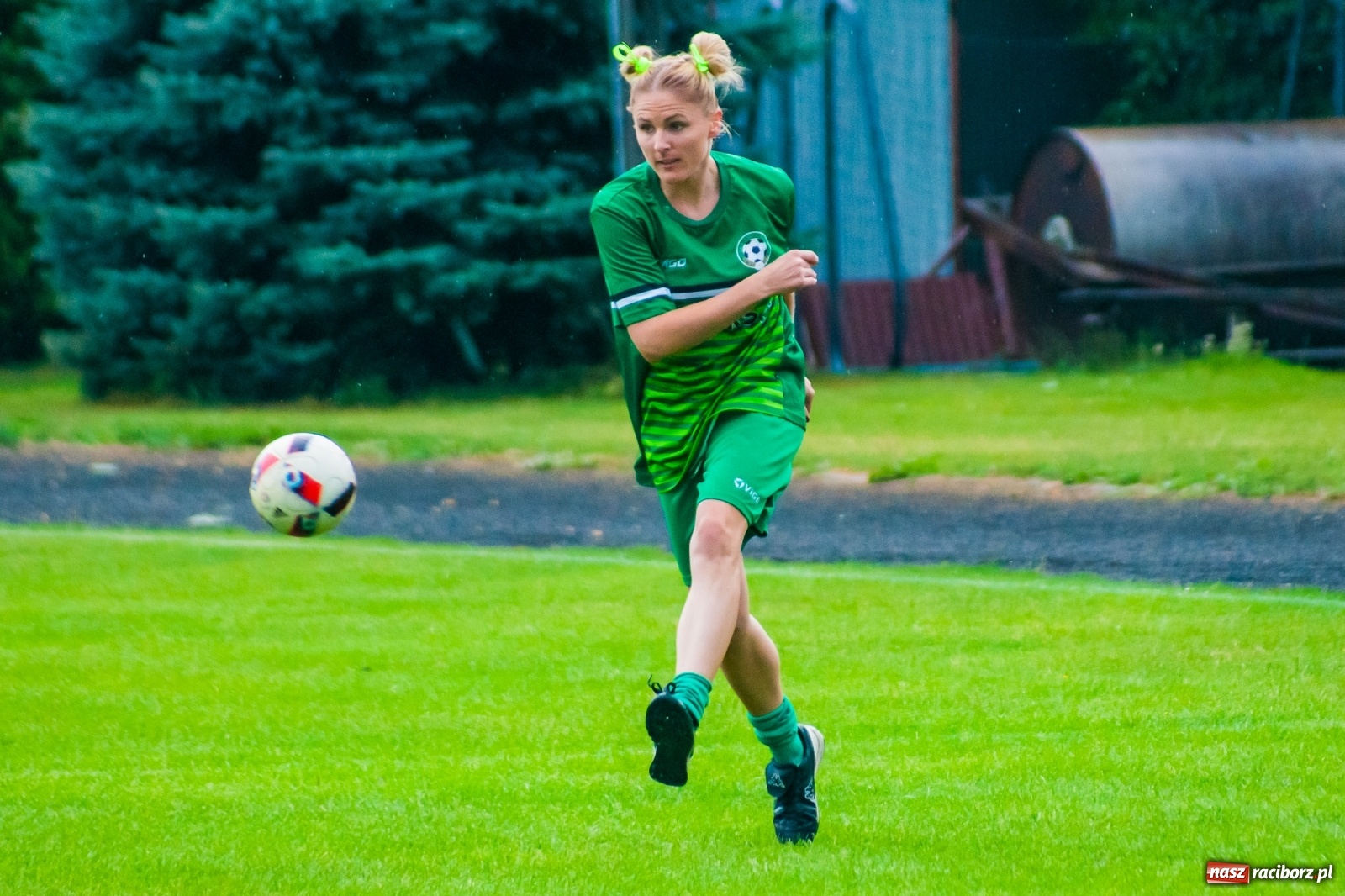 Zdjęcie w galerii na portalu naszraciborz.pl: Kobiece starcie w Tworkowie atrakcją drugiego dnia festynu rodzinnego [FOTO i WIDEO] wiadomości z regionu