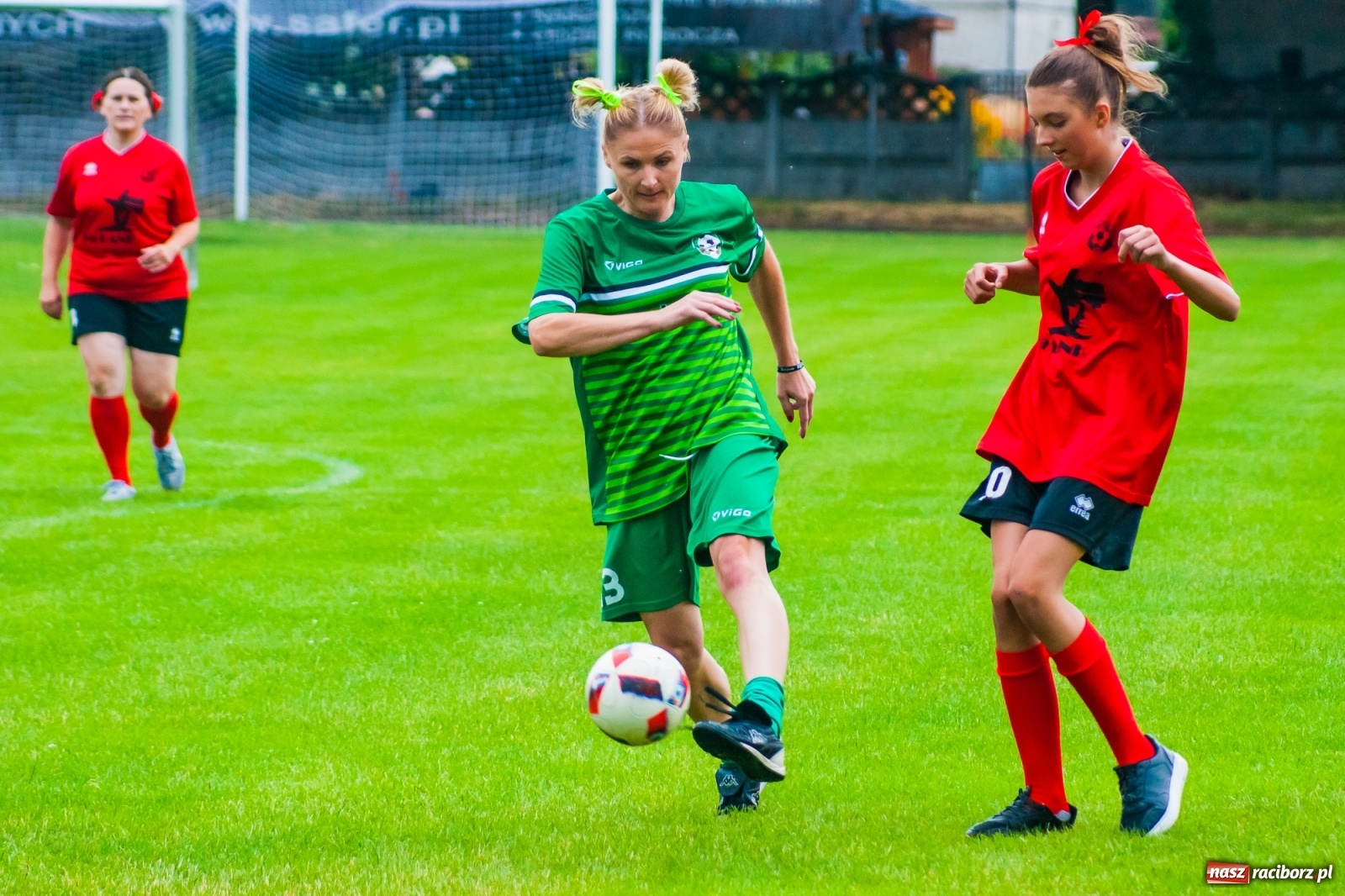 Zdjęcie w galerii na portalu naszraciborz.pl: Kobiece starcie w Tworkowie atrakcją drugiego dnia festynu rodzinnego [FOTO i WIDEO] wiadomości z regionu