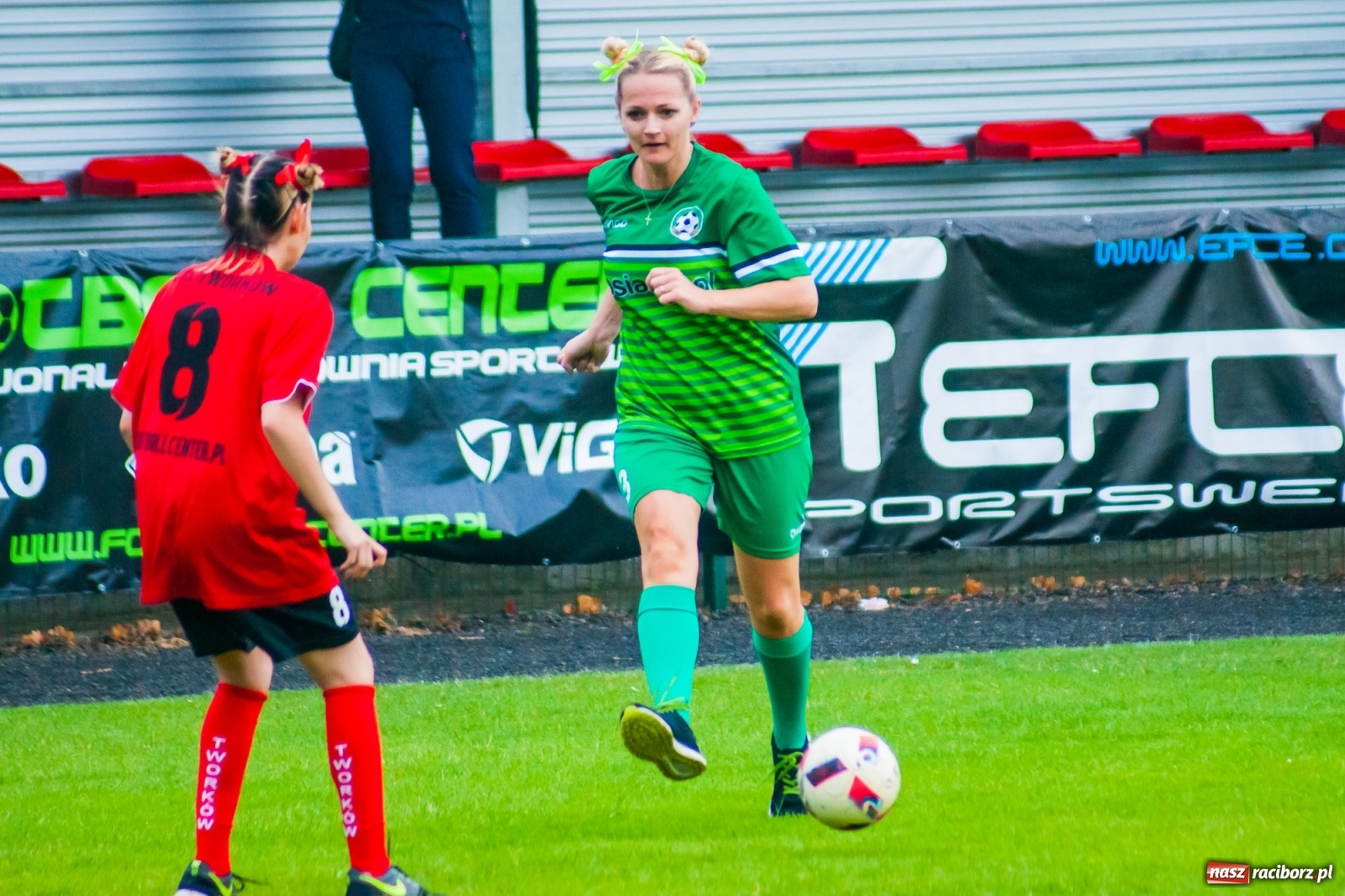 Zdjęcie w galerii na portalu naszraciborz.pl: Kobiece starcie w Tworkowie atrakcją drugiego dnia festynu rodzinnego [FOTO i WIDEO] wiadomości z regionu