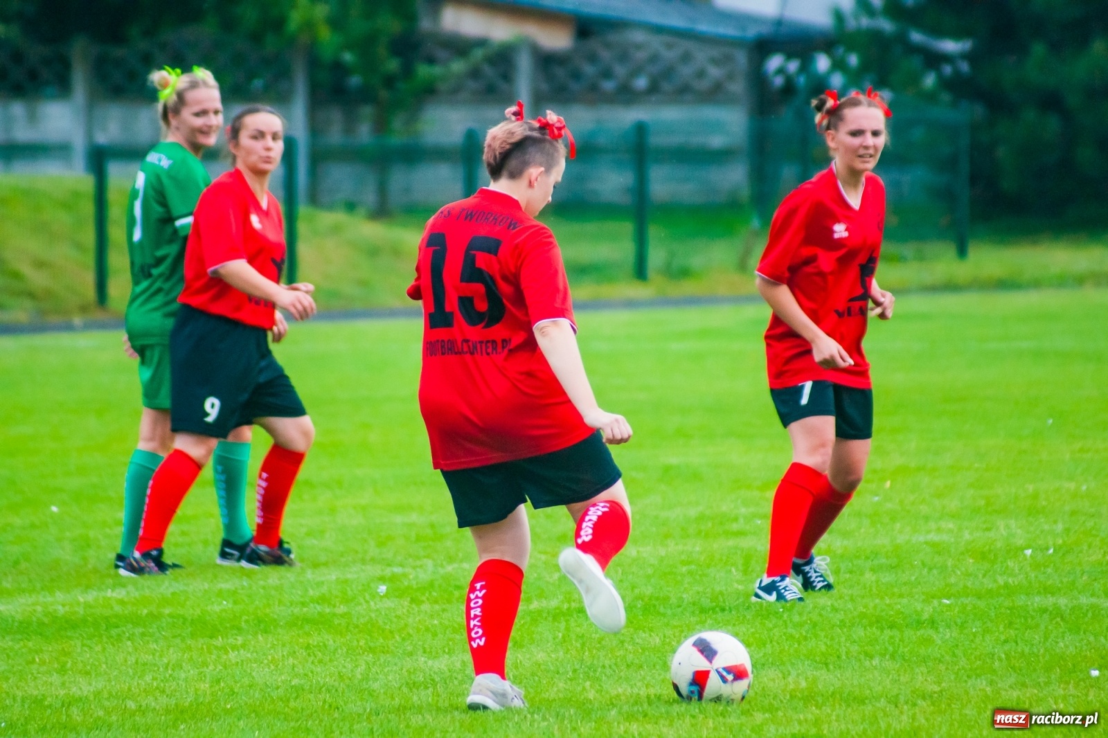 Zdjęcie w galerii na portalu naszraciborz.pl: Kobiece starcie w Tworkowie atrakcją drugiego dnia festynu rodzinnego [FOTO i WIDEO] wiadomości z regionu