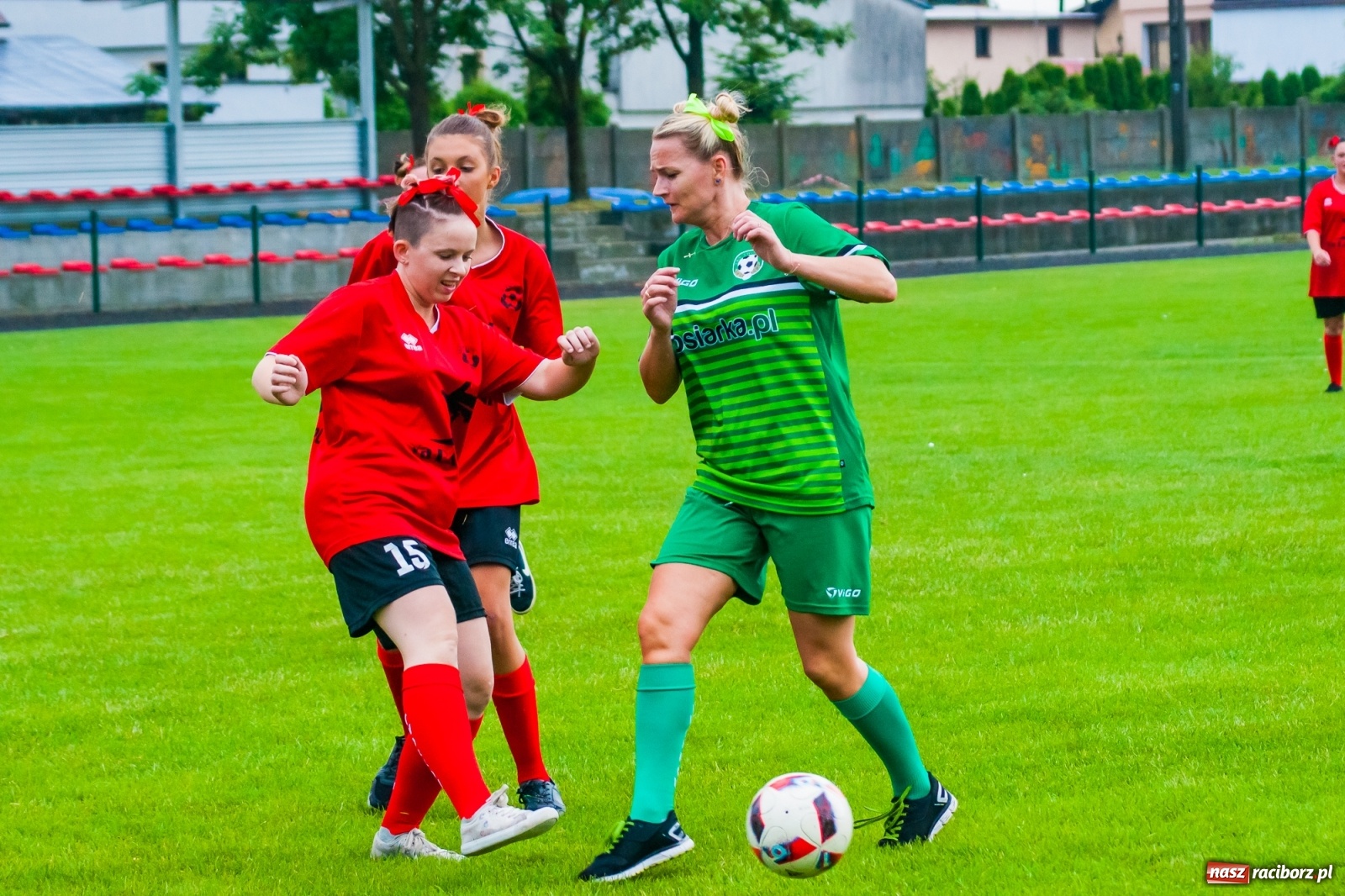 Zdjęcie w galerii na portalu naszraciborz.pl: Kobiece starcie w Tworkowie atrakcją drugiego dnia festynu rodzinnego [FOTO i WIDEO] wiadomości z regionu