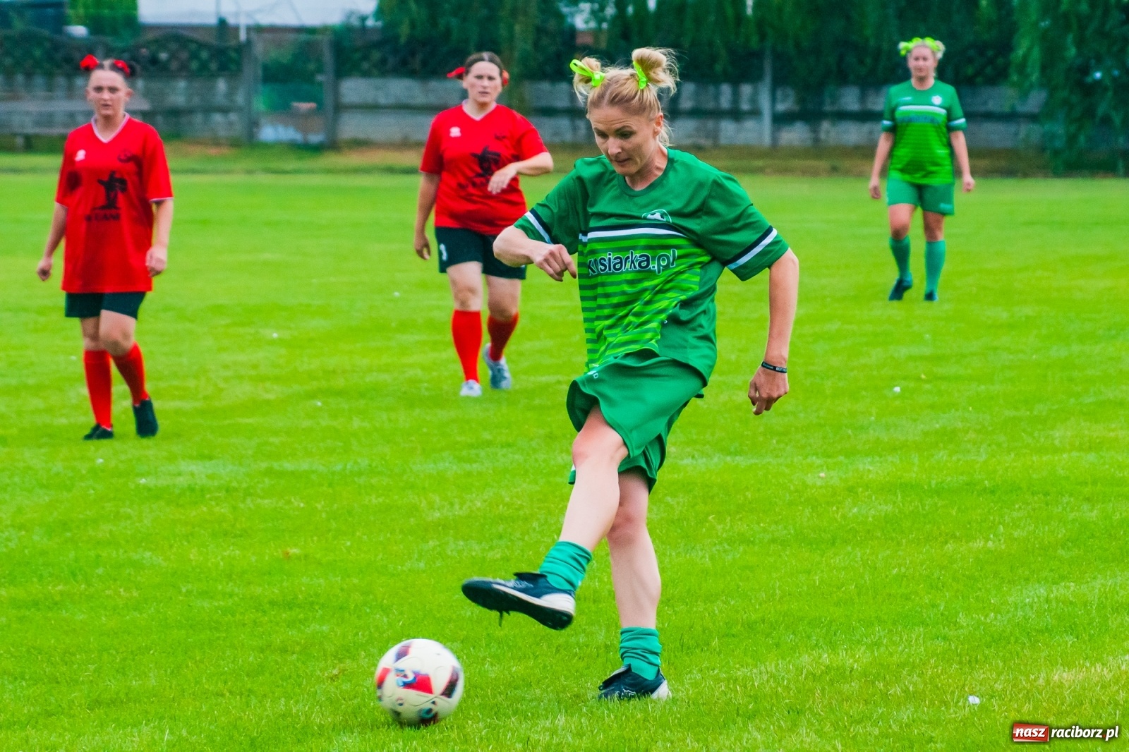 Zdjęcie w galerii na portalu naszraciborz.pl: Kobiece starcie w Tworkowie atrakcją drugiego dnia festynu rodzinnego [FOTO i WIDEO] wiadomości z regionu