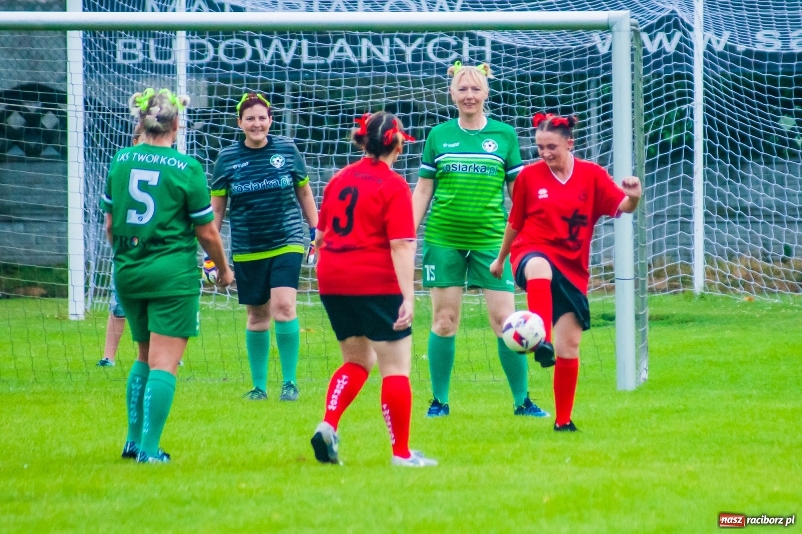Zdjęcie w galerii na portalu naszraciborz.pl: Kobiece starcie w Tworkowie atrakcją drugiego dnia festynu rodzinnego [FOTO i WIDEO] wiadomości z regionu
