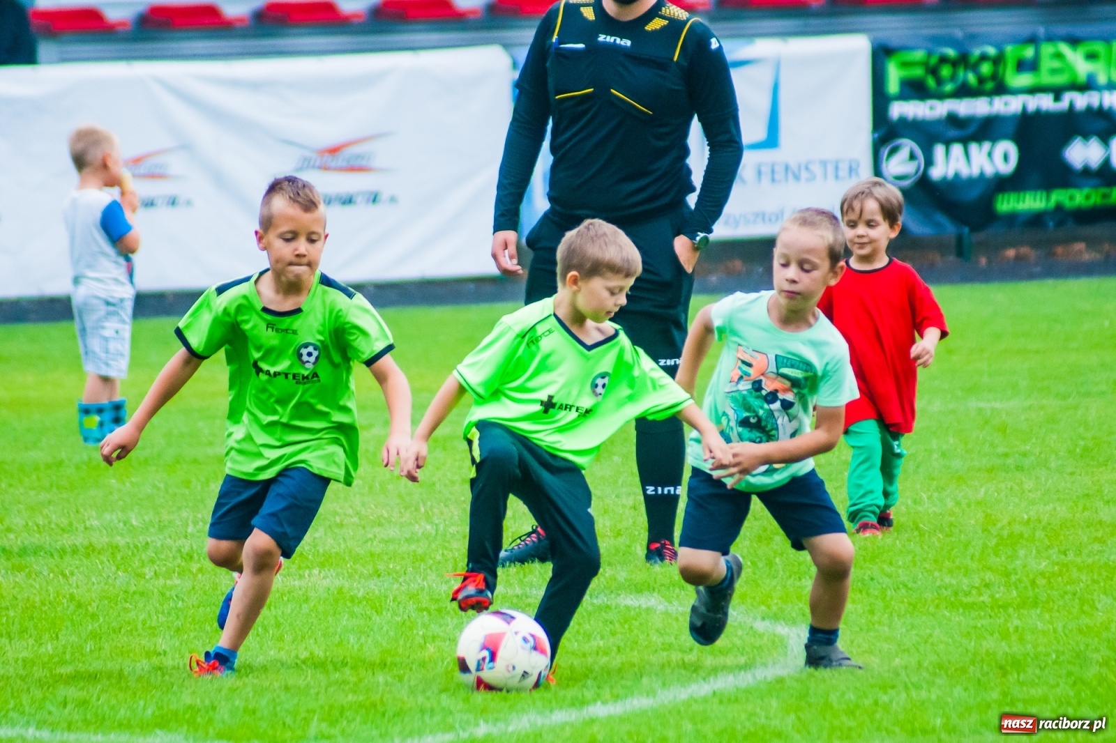 Zdjęcie w galerii na portalu naszraciborz.pl: Kobiece starcie w Tworkowie atrakcją drugiego dnia festynu rodzinnego [FOTO i WIDEO] wiadomości z regionu