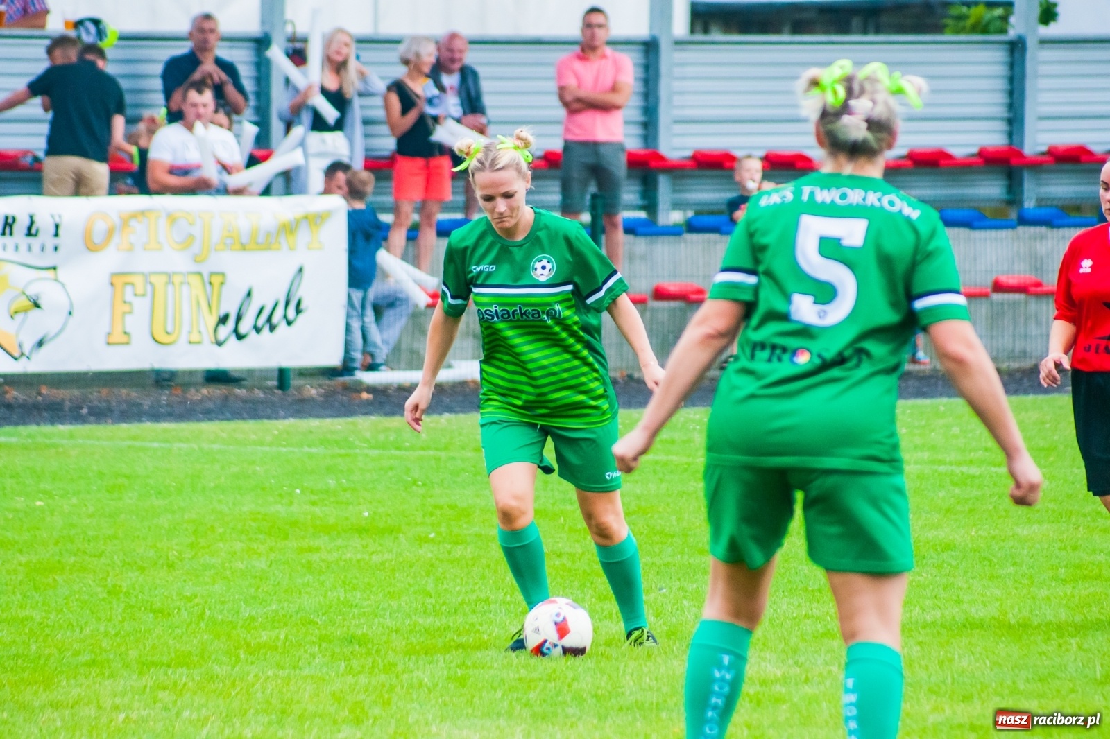 Zdjęcie w galerii na portalu naszraciborz.pl: Kobiece starcie w Tworkowie atrakcją drugiego dnia festynu rodzinnego [FOTO i WIDEO] wiadomości z regionu