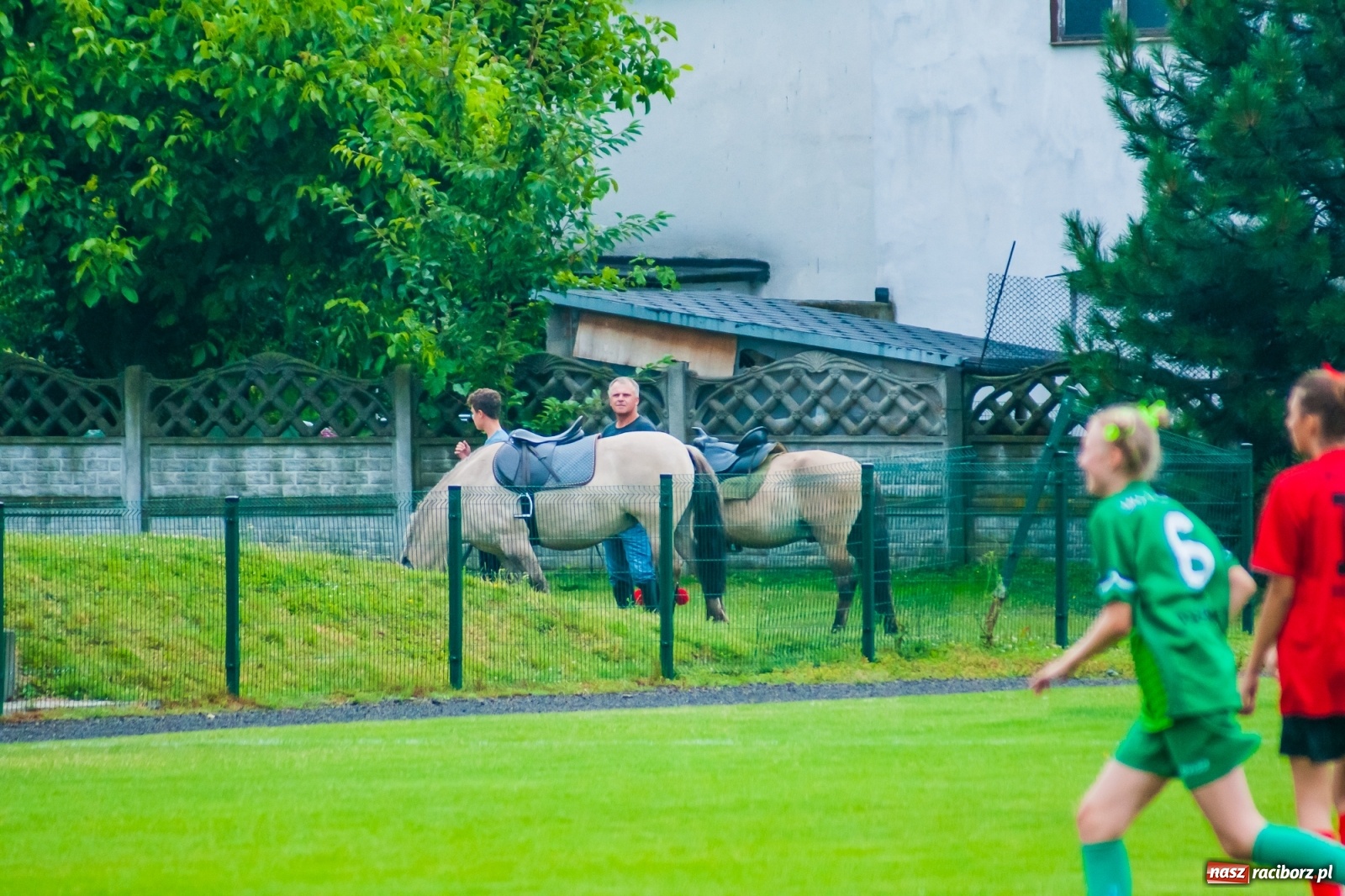 Zdjęcie w galerii na portalu naszraciborz.pl: Kobiece starcie w Tworkowie atrakcją drugiego dnia festynu rodzinnego [FOTO i WIDEO] wiadomości z regionu
