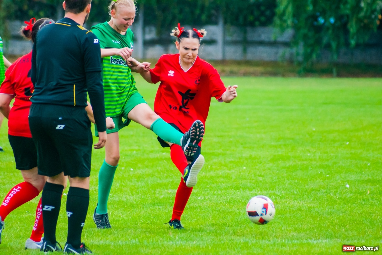 Zdjęcie w galerii na portalu naszraciborz.pl: Kobiece starcie w Tworkowie atrakcją drugiego dnia festynu rodzinnego [FOTO i WIDEO] wiadomości z regionu