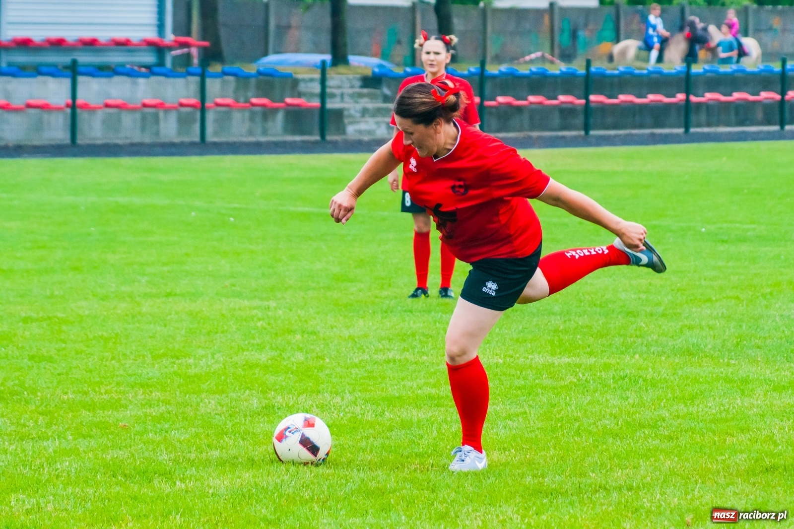 Zdjęcie w galerii na portalu naszraciborz.pl: Kobiece starcie w Tworkowie atrakcją drugiego dnia festynu rodzinnego [FOTO i WIDEO] wiadomości z regionu