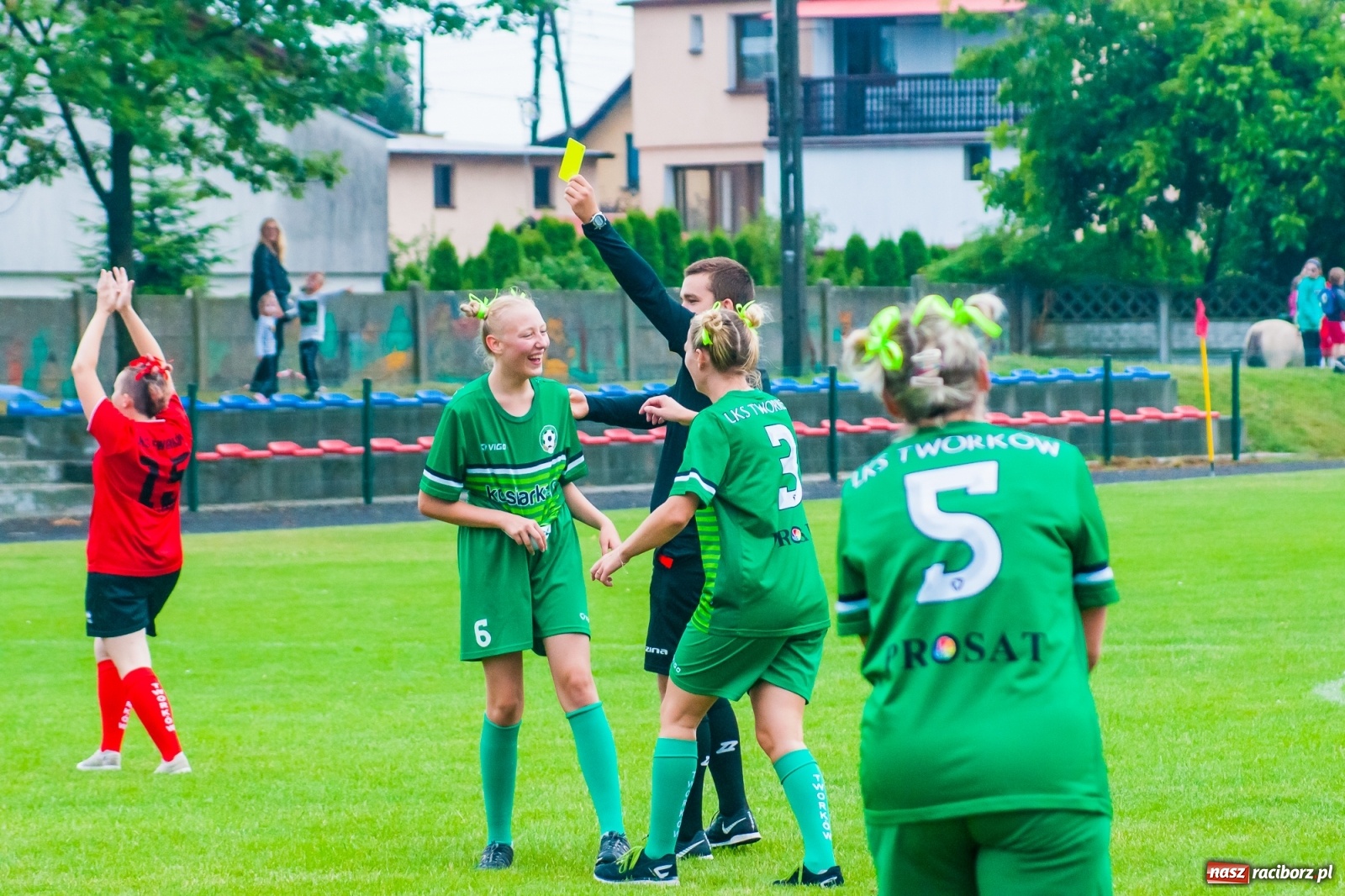 Zdjęcie w galerii na portalu naszraciborz.pl: Kobiece starcie w Tworkowie atrakcją drugiego dnia festynu rodzinnego [FOTO i WIDEO] wiadomości z regionu