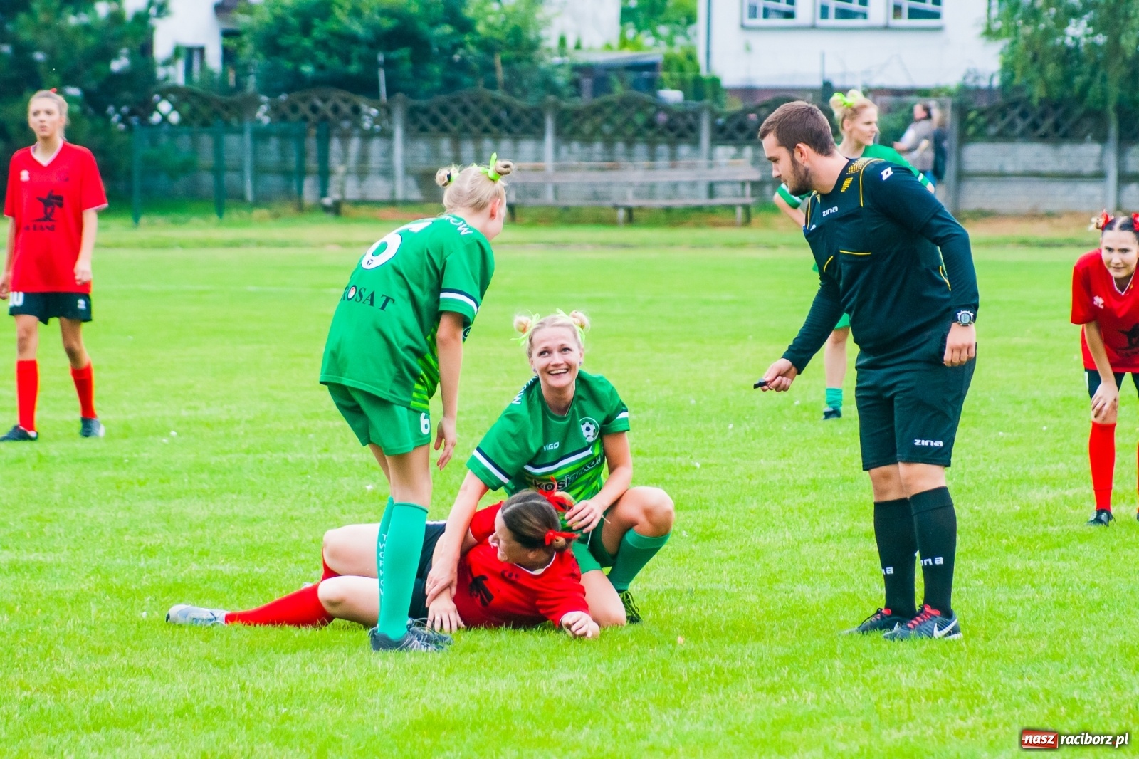 Zdjęcie w galerii na portalu naszraciborz.pl: Kobiece starcie w Tworkowie atrakcją drugiego dnia festynu rodzinnego [FOTO i WIDEO] wiadomości z regionu