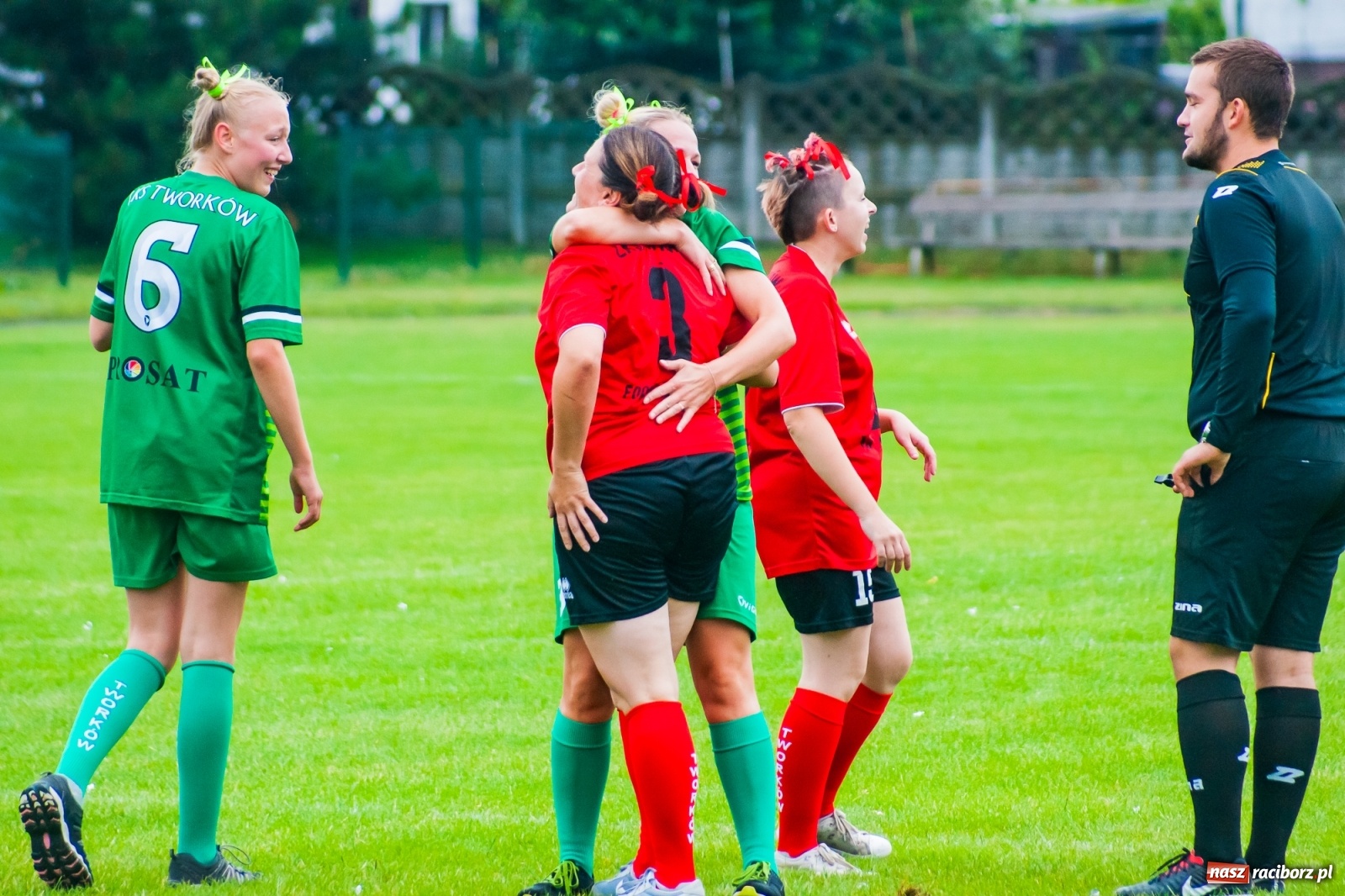 Zdjęcie w galerii na portalu naszraciborz.pl: Kobiece starcie w Tworkowie atrakcją drugiego dnia festynu rodzinnego [FOTO i WIDEO] wiadomości z regionu
