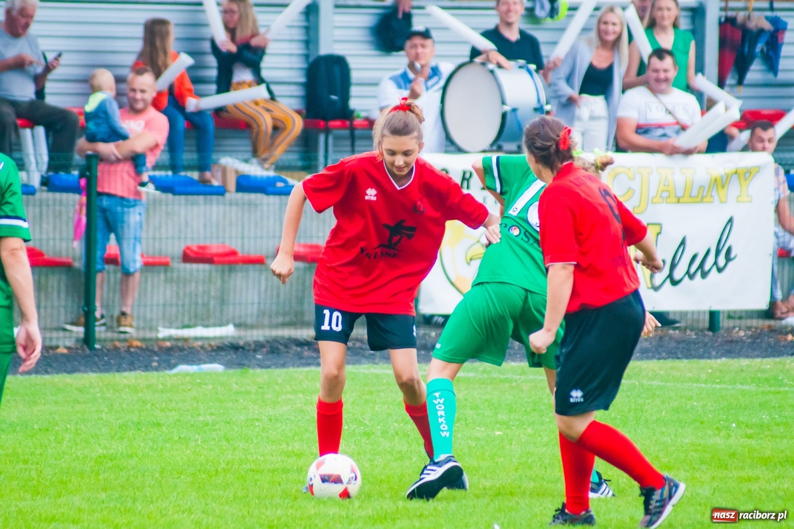 Zdjęcie w galerii na portalu naszraciborz.pl: Kobiece starcie w Tworkowie atrakcją drugiego dnia festynu rodzinnego [FOTO i WIDEO] wiadomości z regionu