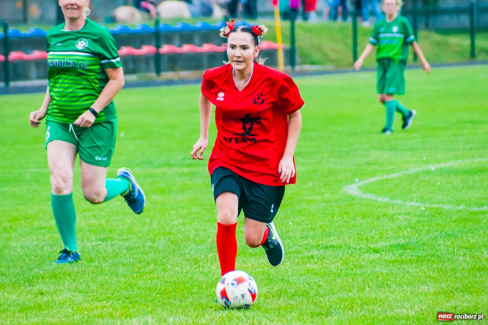 Zdjęcie w galerii na portalu naszraciborz.pl: Kobiece starcie w Tworkowie atrakcją drugiego dnia festynu rodzinnego [FOTO i WIDEO] wiadomości z regionu