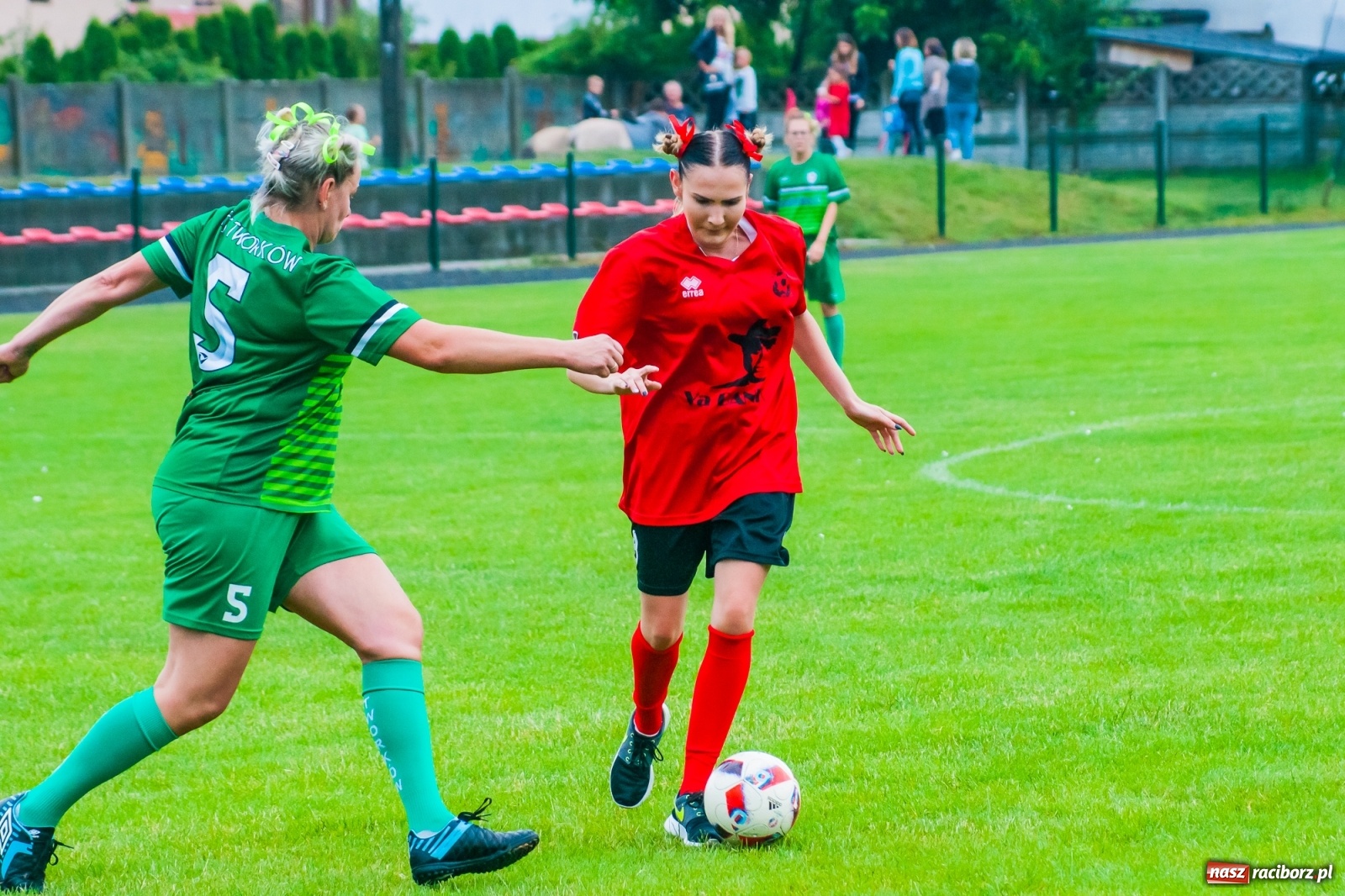 Zdjęcie w galerii na portalu naszraciborz.pl: Kobiece starcie w Tworkowie atrakcją drugiego dnia festynu rodzinnego [FOTO i WIDEO] wiadomości z regionu