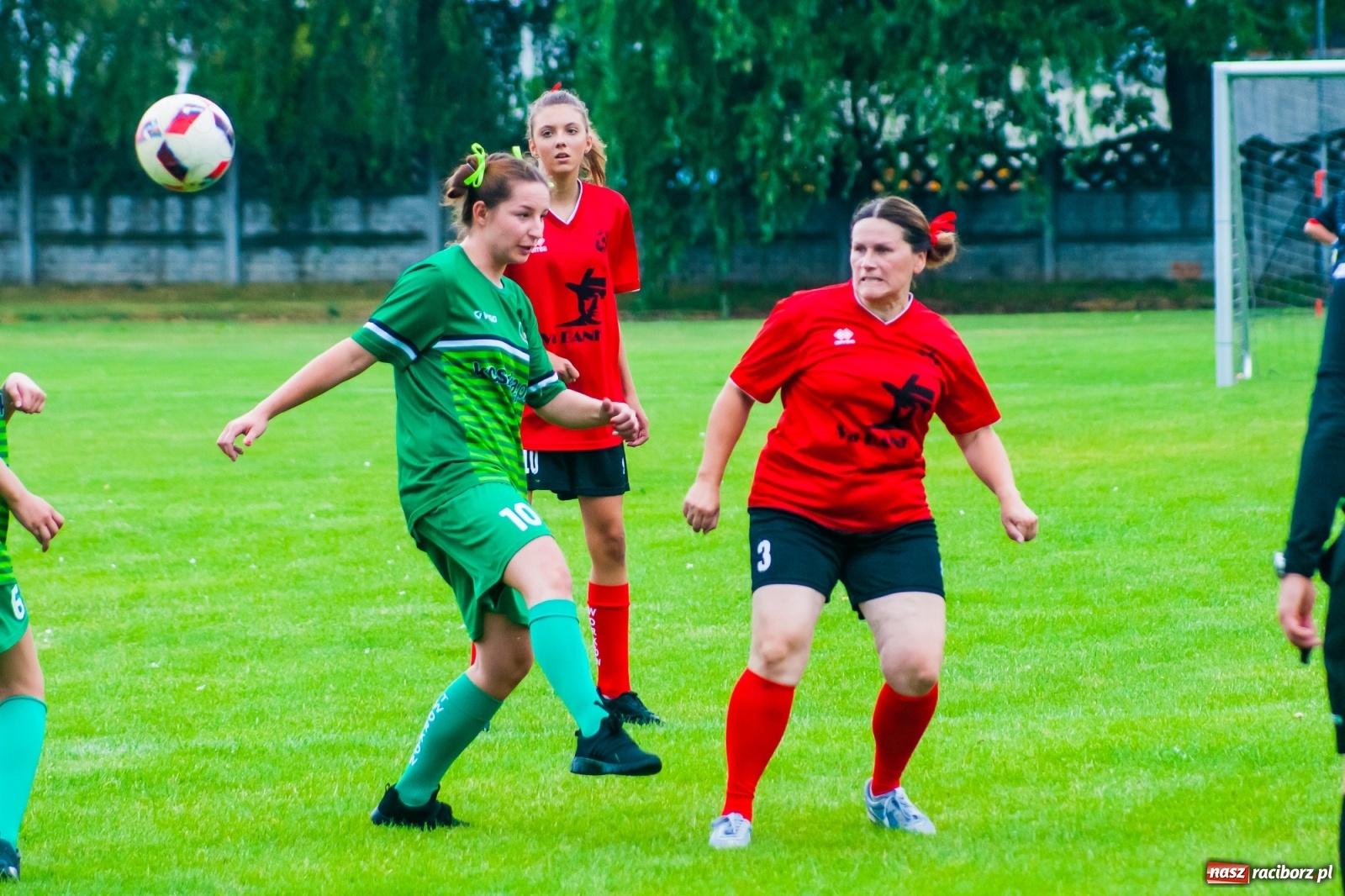 Zdjęcie w galerii na portalu naszraciborz.pl: Kobiece starcie w Tworkowie atrakcją drugiego dnia festynu rodzinnego [FOTO i WIDEO] wiadomości z regionu