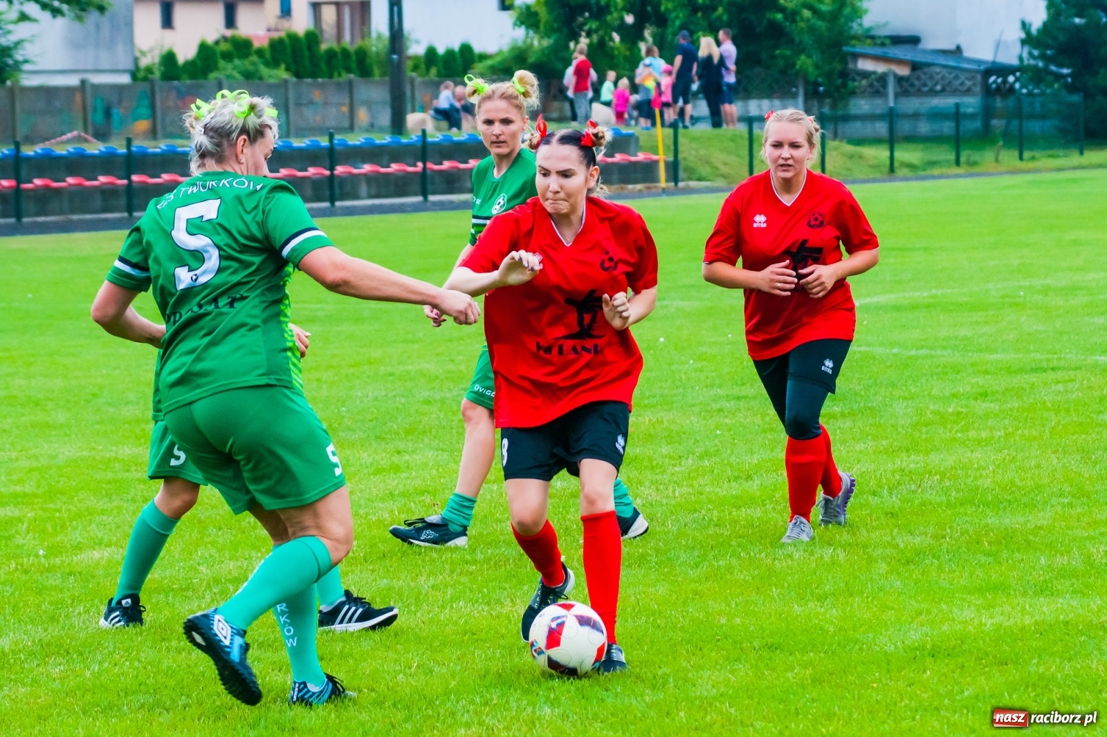 Zdjęcie w galerii na portalu naszraciborz.pl: Kobiece starcie w Tworkowie atrakcją drugiego dnia festynu rodzinnego [FOTO i WIDEO] wiadomości z regionu