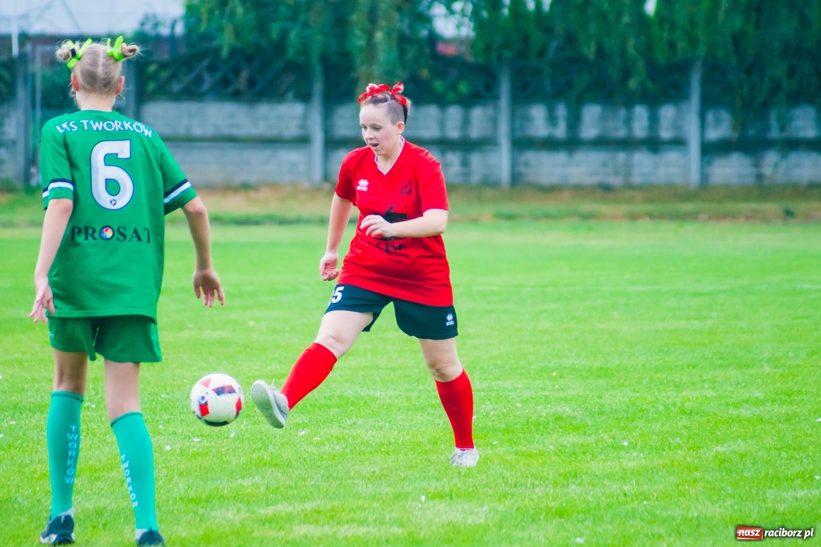 Zdjęcie w galerii na portalu naszraciborz.pl: Kobiece starcie w Tworkowie atrakcją drugiego dnia festynu rodzinnego [FOTO i WIDEO] wiadomości z regionu