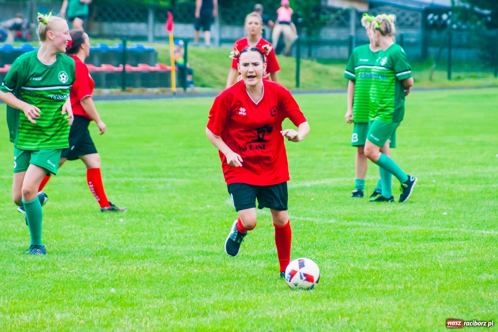 Zdjęcie w galerii na portalu naszraciborz.pl: Kobiece starcie w Tworkowie atrakcją drugiego dnia festynu rodzinnego [FOTO i WIDEO] wiadomości z regionu