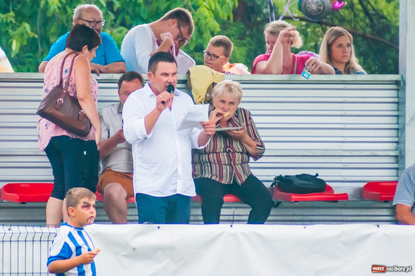 Zdjęcie w galerii na portalu naszraciborz.pl: Kobiece starcie w Tworkowie atrakcją drugiego dnia festynu rodzinnego [FOTO i WIDEO] wiadomości z regionu