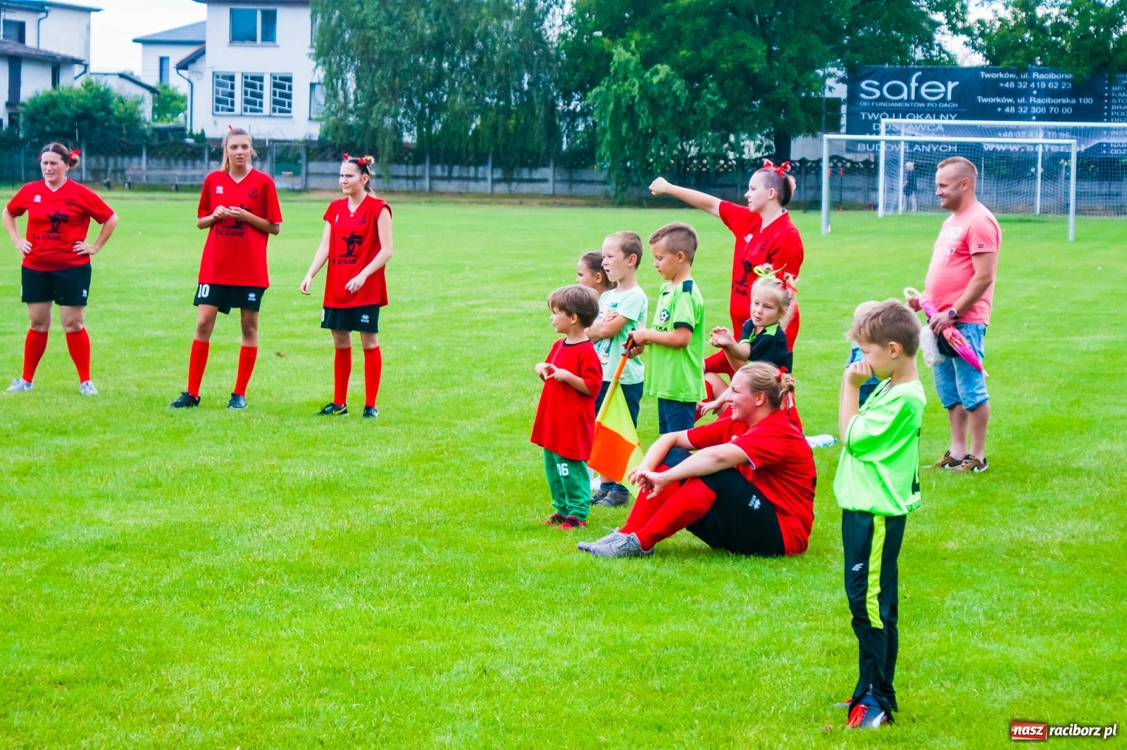 Zdjęcie w galerii na portalu naszraciborz.pl: Kobiece starcie w Tworkowie atrakcją drugiego dnia festynu rodzinnego [FOTO i WIDEO] wiadomości z regionu