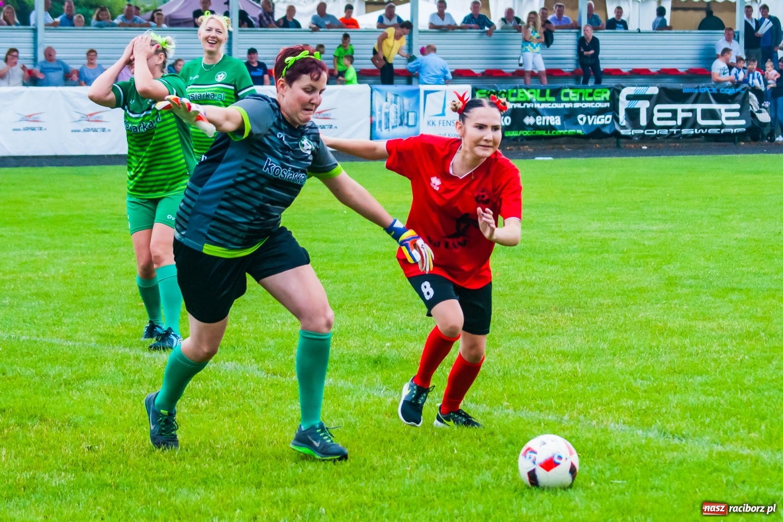 Zdjęcie w galerii na portalu naszraciborz.pl: Kobiece starcie w Tworkowie atrakcją drugiego dnia festynu rodzinnego [FOTO i WIDEO] wiadomości z regionu