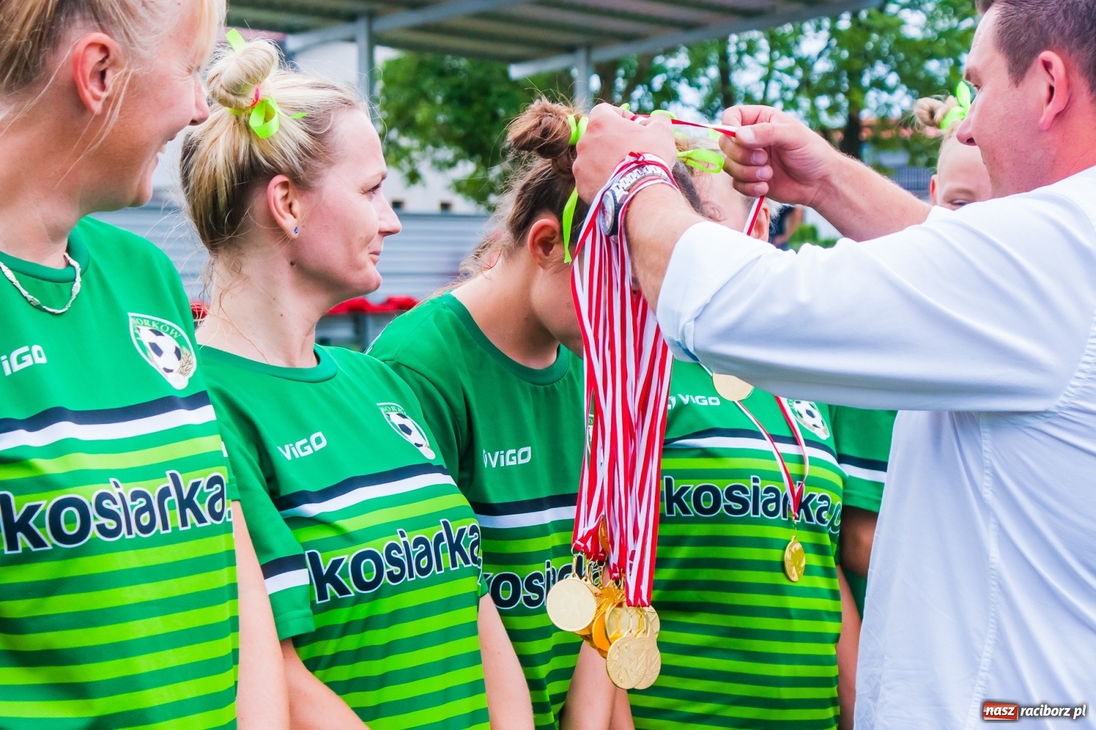 Zdjęcie w galerii na portalu naszraciborz.pl: Kobiece starcie w Tworkowie atrakcją drugiego dnia festynu rodzinnego [FOTO i WIDEO] wiadomości z regionu