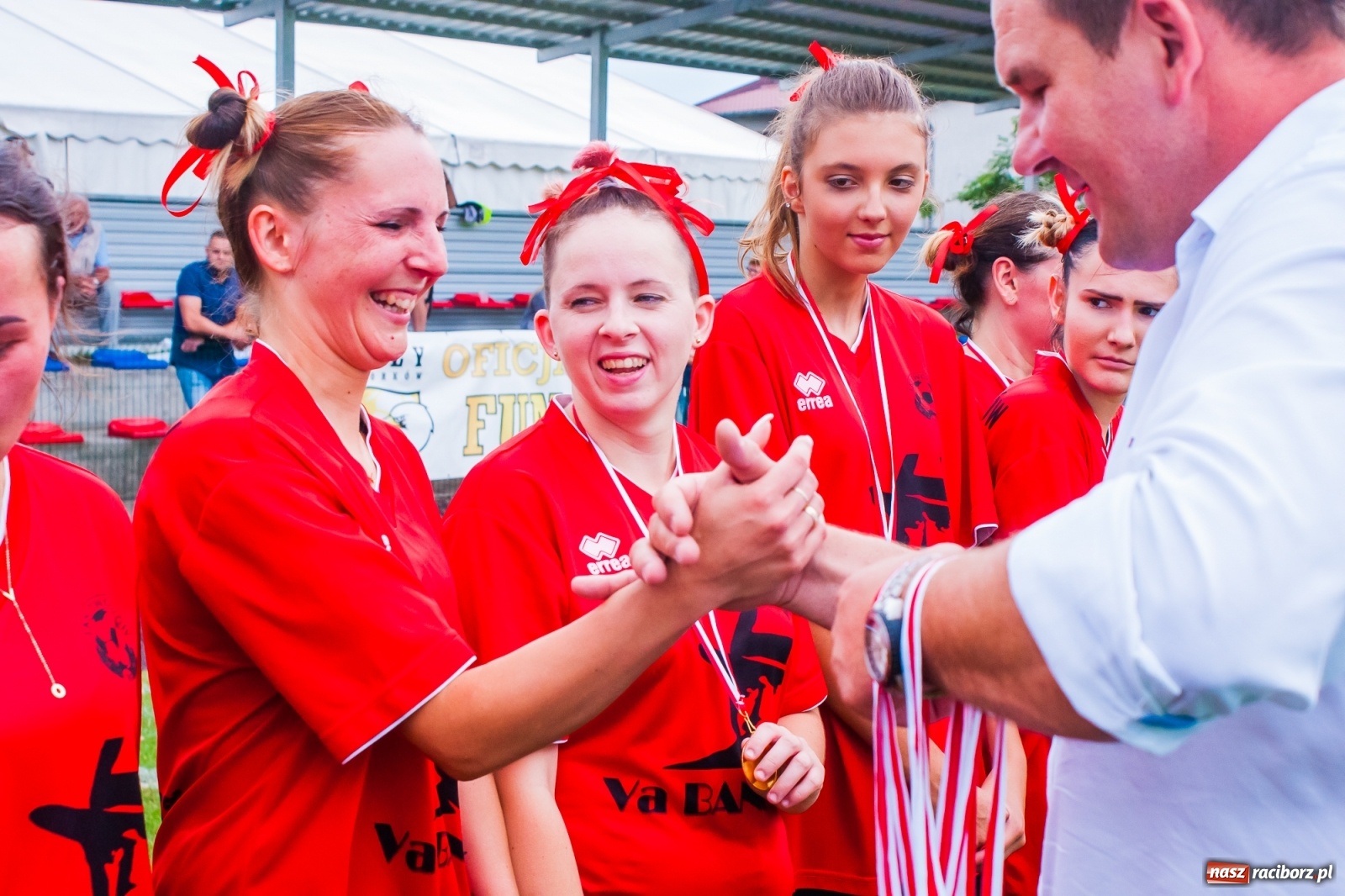 Zdjęcie w galerii na portalu naszraciborz.pl: Kobiece starcie w Tworkowie atrakcją drugiego dnia festynu rodzinnego [FOTO i WIDEO] wiadomości z regionu