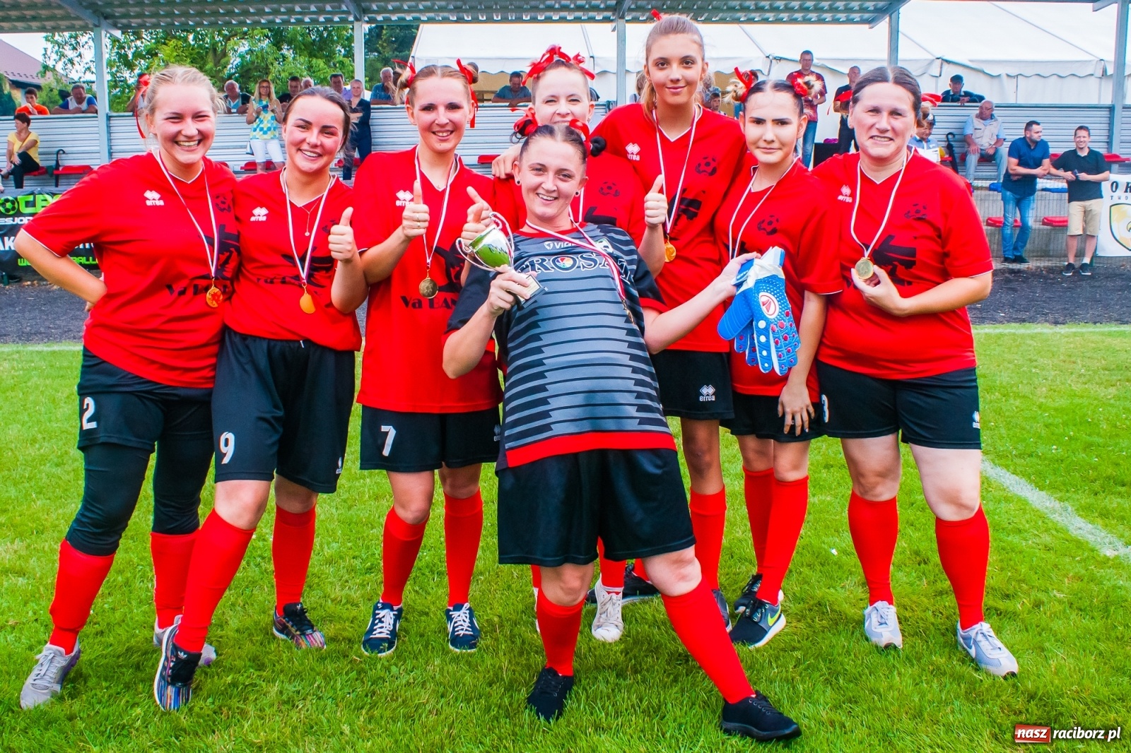 Zdjęcie w galerii na portalu naszraciborz.pl: Kobiece starcie w Tworkowie atrakcją drugiego dnia festynu rodzinnego [FOTO i WIDEO] wiadomości z regionu