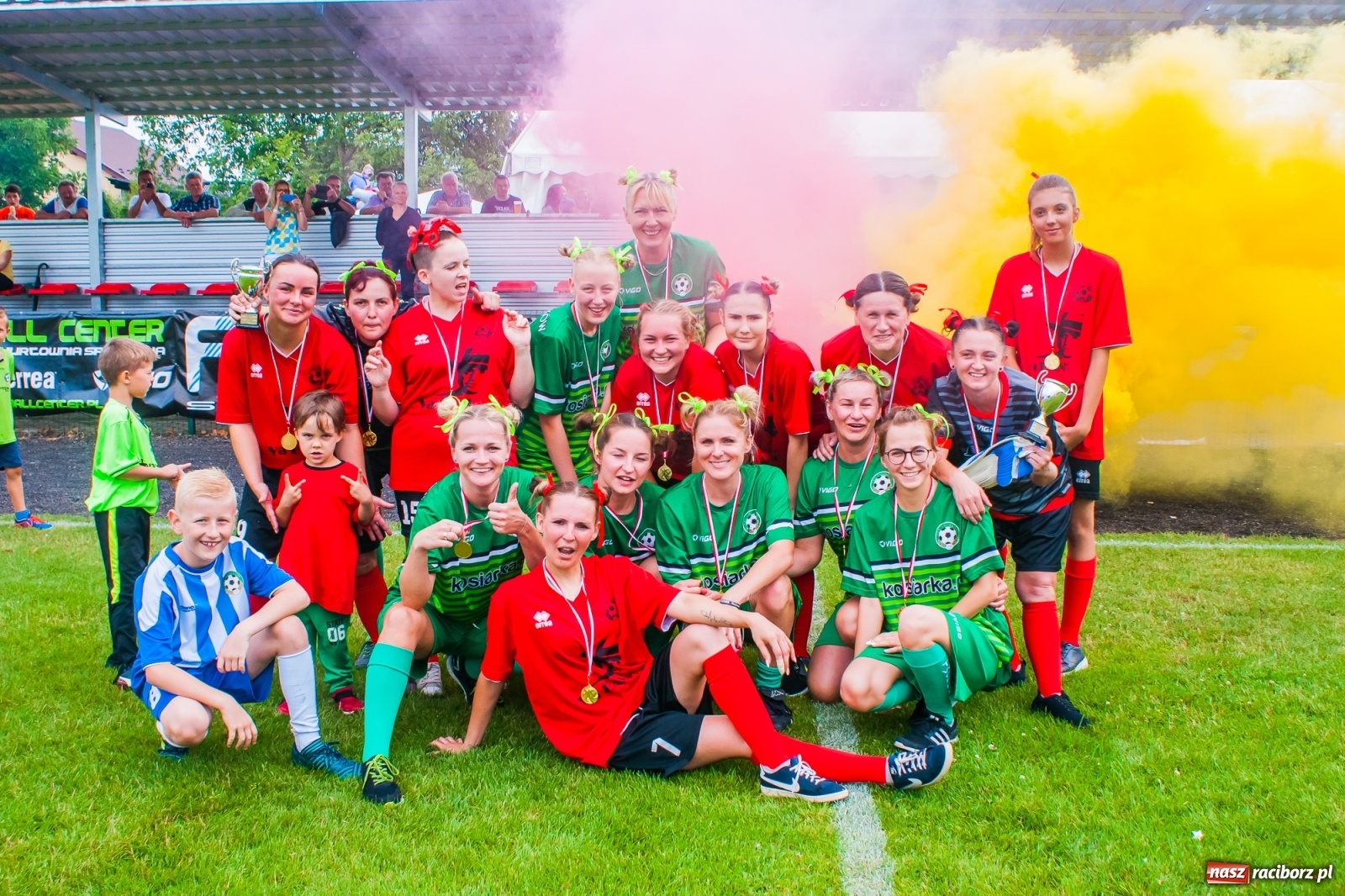 Zdjęcie w galerii na portalu naszraciborz.pl: Kobiece starcie w Tworkowie atrakcją drugiego dnia festynu rodzinnego [FOTO i WIDEO] wiadomości z regionu