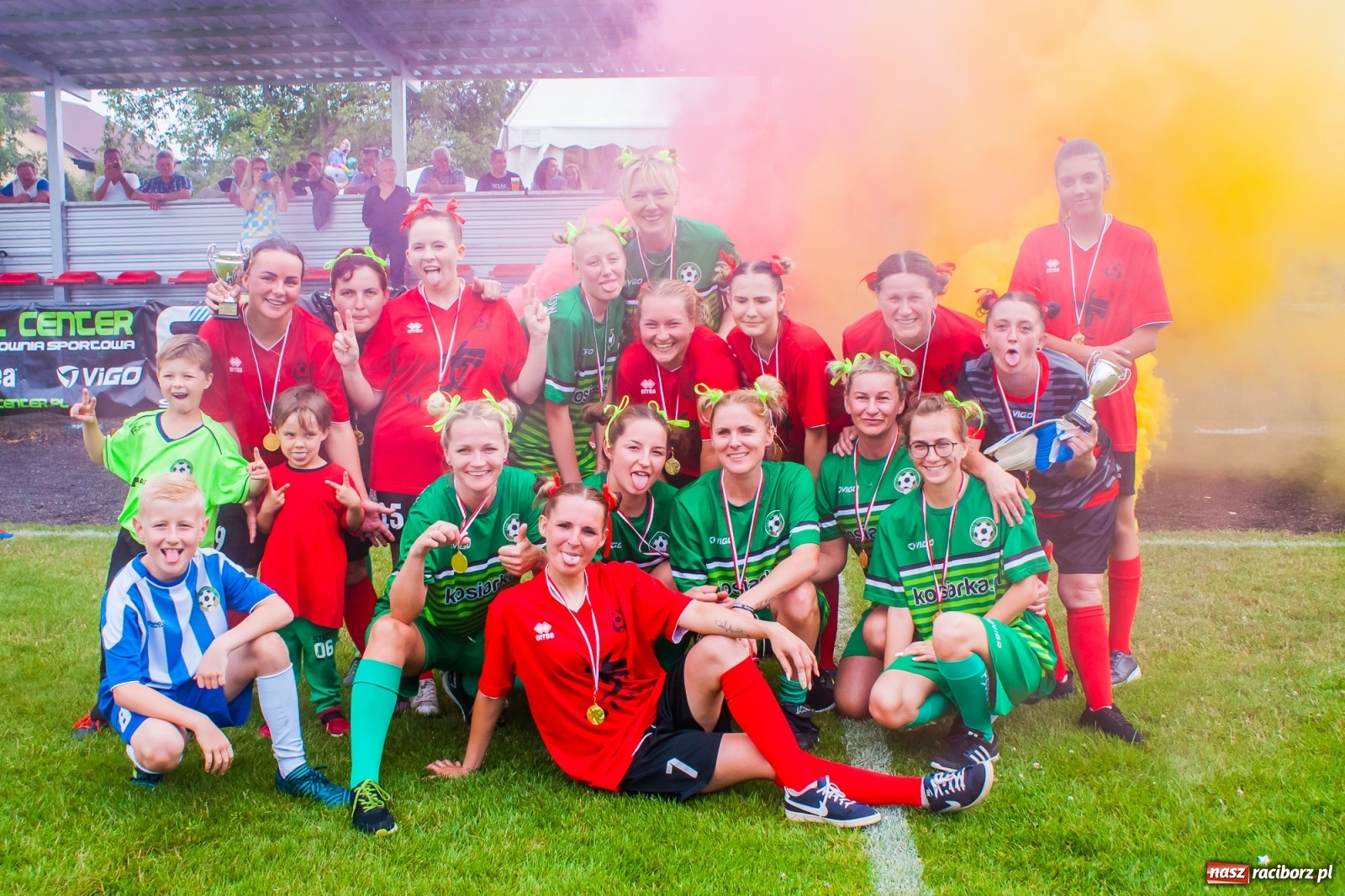 Zdjęcie w galerii na portalu naszraciborz.pl: Kobiece starcie w Tworkowie atrakcją drugiego dnia festynu rodzinnego [FOTO i WIDEO] wiadomości z regionu