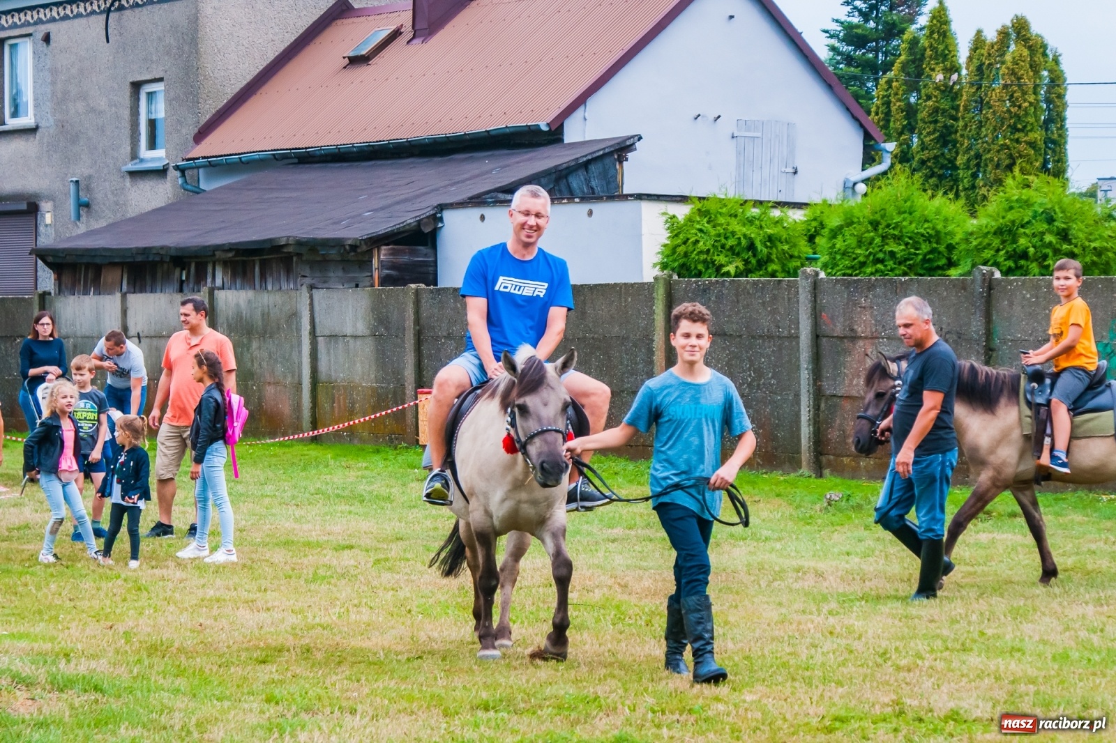 Zdjęcie w galerii na portalu naszraciborz.pl: Kobiece starcie w Tworkowie atrakcją drugiego dnia festynu rodzinnego [FOTO i WIDEO] wiadomości z regionu