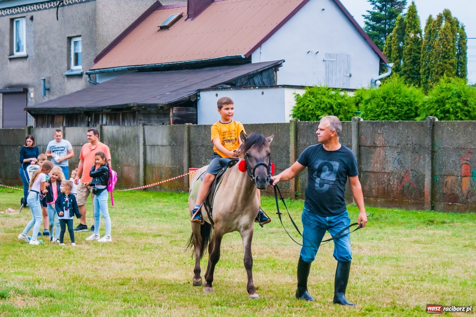 Zdjęcie w galerii na portalu naszraciborz.pl: Kobiece starcie w Tworkowie atrakcją drugiego dnia festynu rodzinnego [FOTO i WIDEO] wiadomości z regionu