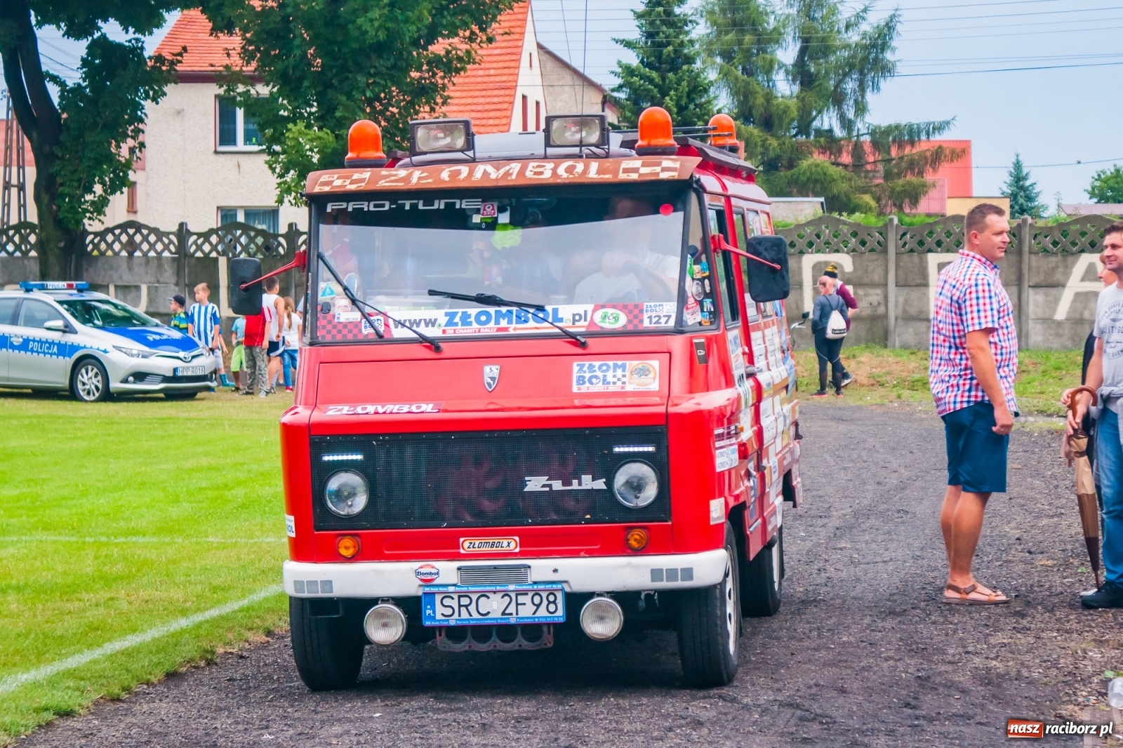 Zdjęcie w galerii na portalu naszraciborz.pl: Kobiece starcie w Tworkowie atrakcją drugiego dnia festynu rodzinnego [FOTO i WIDEO] wiadomości z regionu