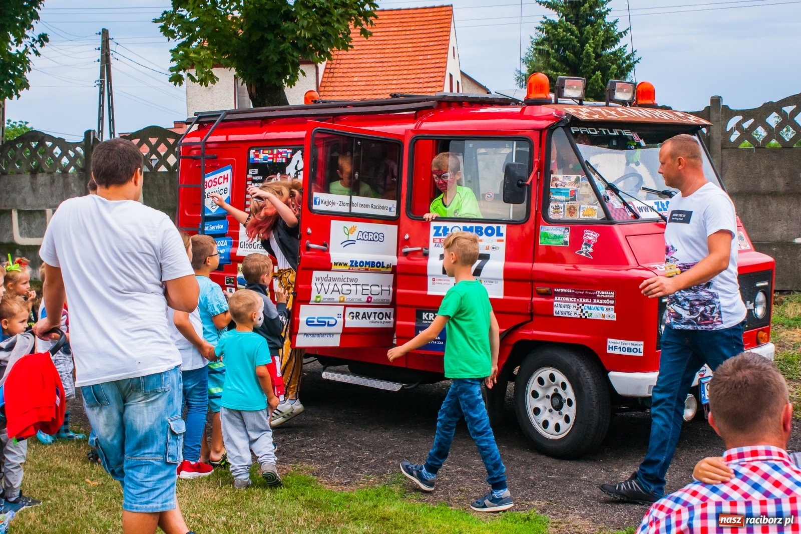Zdjęcie w galerii na portalu naszraciborz.pl: Kobiece starcie w Tworkowie atrakcją drugiego dnia festynu rodzinnego [FOTO i WIDEO] wiadomości z regionu