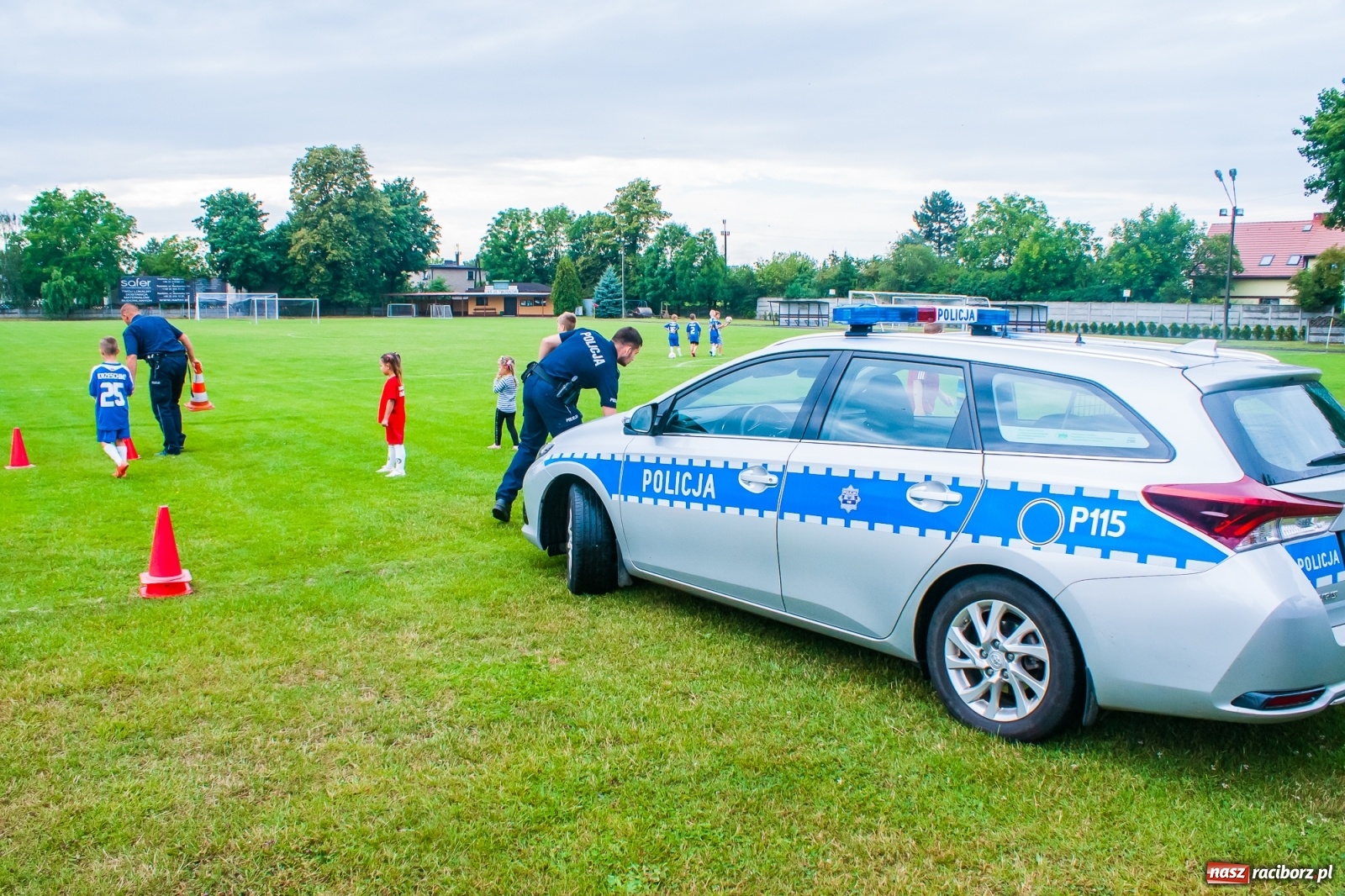 Zdjęcie w galerii na portalu naszraciborz.pl: Kobiece starcie w Tworkowie atrakcją drugiego dnia festynu rodzinnego [FOTO i WIDEO] wiadomości z regionu