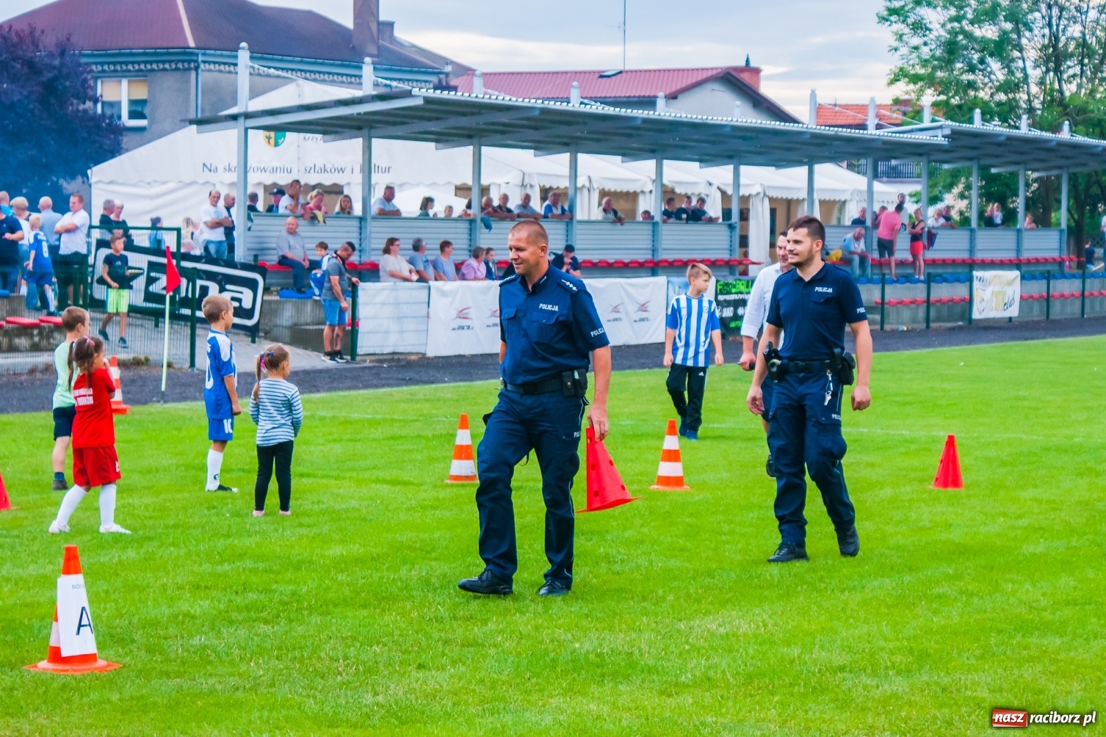 Zdjęcie w galerii na portalu naszraciborz.pl: Kobiece starcie w Tworkowie atrakcją drugiego dnia festynu rodzinnego [FOTO i WIDEO] wiadomości z regionu