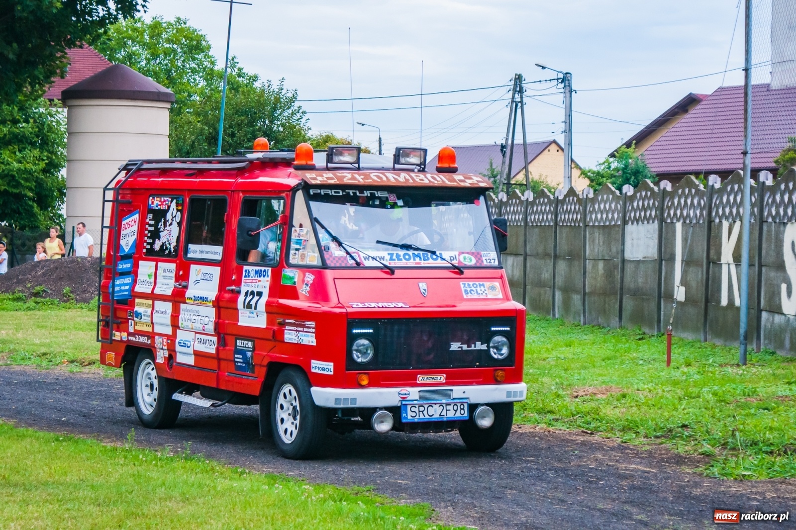 Zdjęcie w galerii na portalu naszraciborz.pl: Kobiece starcie w Tworkowie atrakcją drugiego dnia festynu rodzinnego [FOTO i WIDEO] wiadomości z regionu