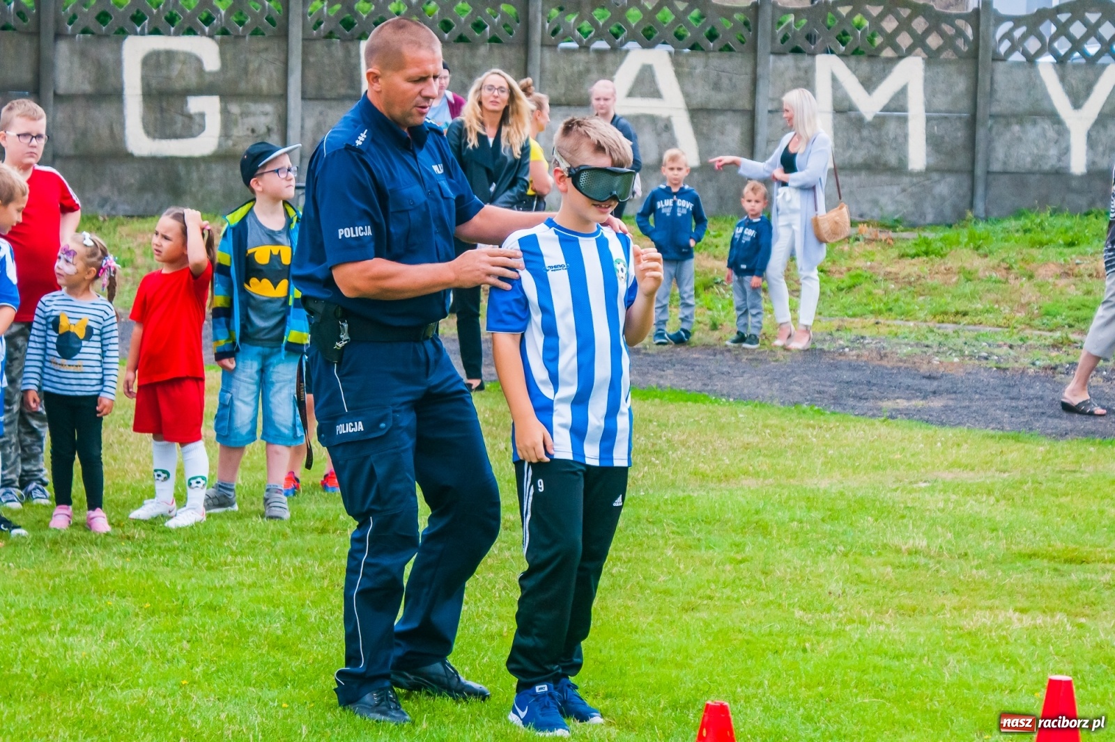 Zdjęcie w galerii na portalu naszraciborz.pl: Kobiece starcie w Tworkowie atrakcją drugiego dnia festynu rodzinnego [FOTO i WIDEO] wiadomości z regionu