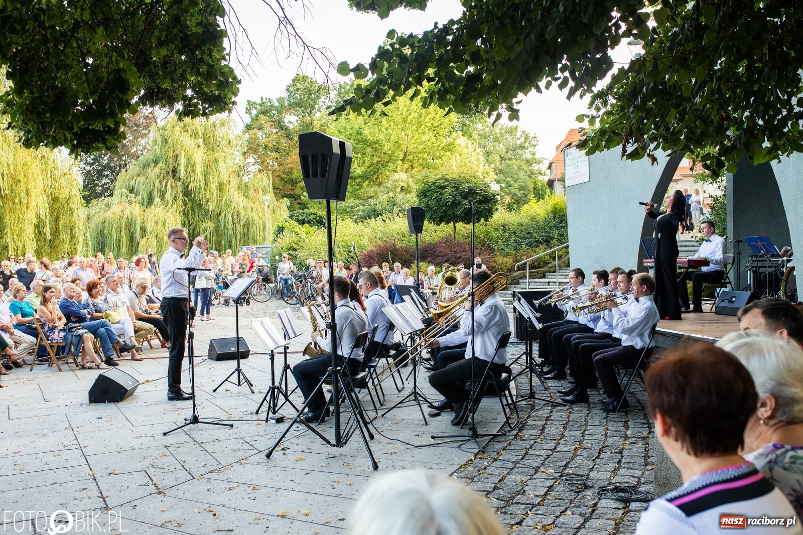 Zdjęcie w galerii na portalu naszraciborz.pl: Orkiestra Plania i klasyka operetki w parku Roth wiadomości z regionu