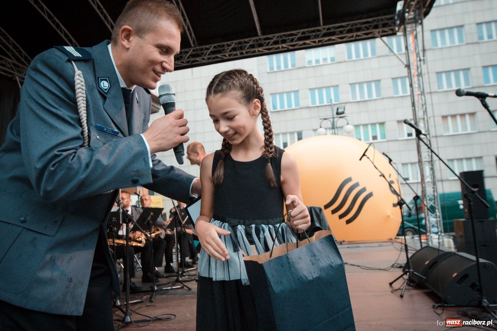 Zdjęcie w galerii na portalu naszraciborz.pl: Wokalistka Studia ARS na Święcie Policji w Katowicach wiadomości z regionu