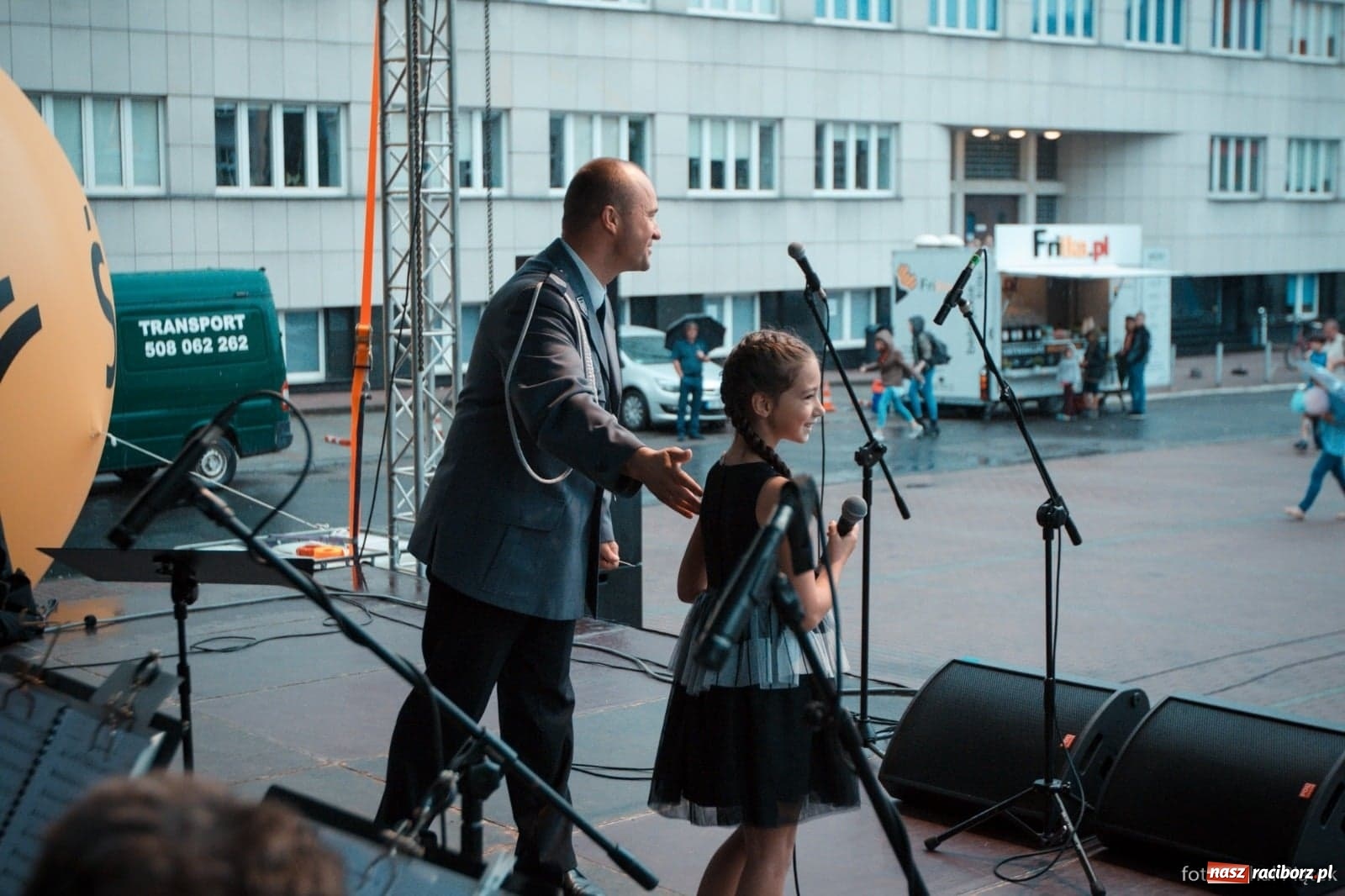 Zdjęcie w galerii na portalu naszraciborz.pl: Wokalistka Studia ARS na Święcie Policji w Katowicach wiadomości z regionu