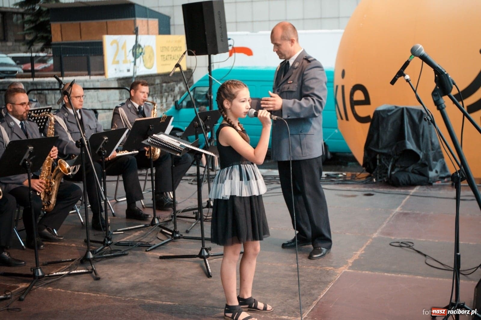 Zdjęcie w galerii na portalu naszraciborz.pl: Wokalistka Studia ARS na Święcie Policji w Katowicach wiadomości z regionu