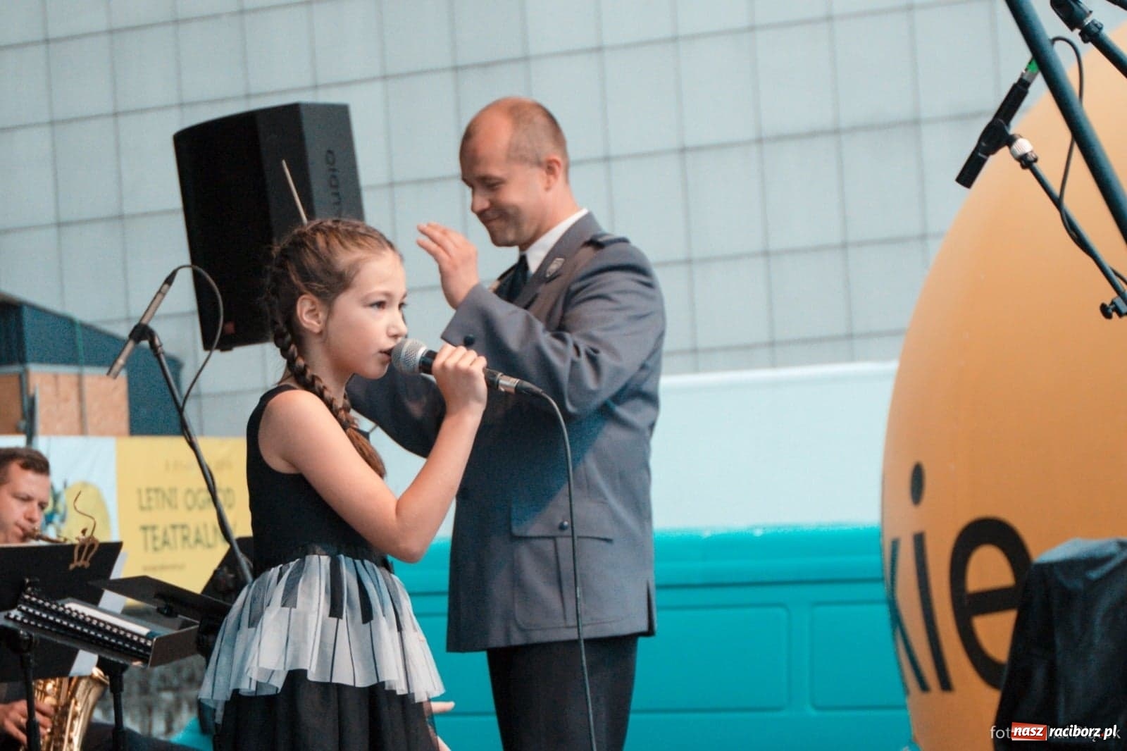 Zdjęcie w galerii na portalu naszraciborz.pl: Wokalistka Studia ARS na Święcie Policji w Katowicach wiadomości z regionu