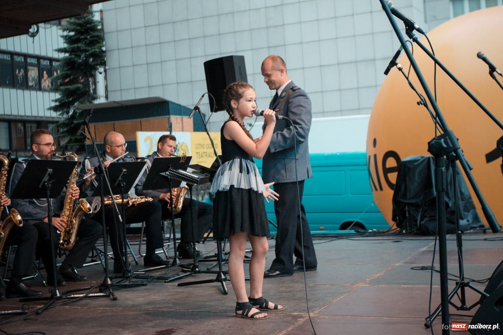 Zdjęcie w galerii na portalu naszraciborz.pl: Wokalistka Studia ARS na Święcie Policji w Katowicach wiadomości z regionu