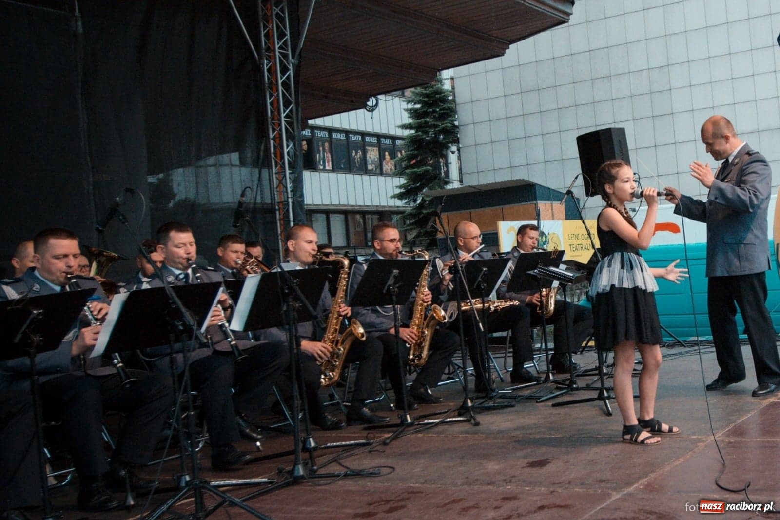 Zdjęcie w galerii na portalu naszraciborz.pl: Wokalistka Studia ARS na Święcie Policji w Katowicach wiadomości z regionu
